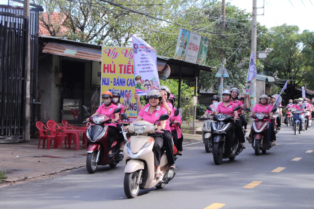 Hội viên phụ nữ ra quân diễu hành tuyên truyền trên các tuyến đường An Hạ và Thanh Niên với nhiều băng rôn, khẩu hiệu cổ động như: “Gia đình không ma túy - xã hội bình yên”, “Nói không với ma túy vì tương lai hạnh phúc”...