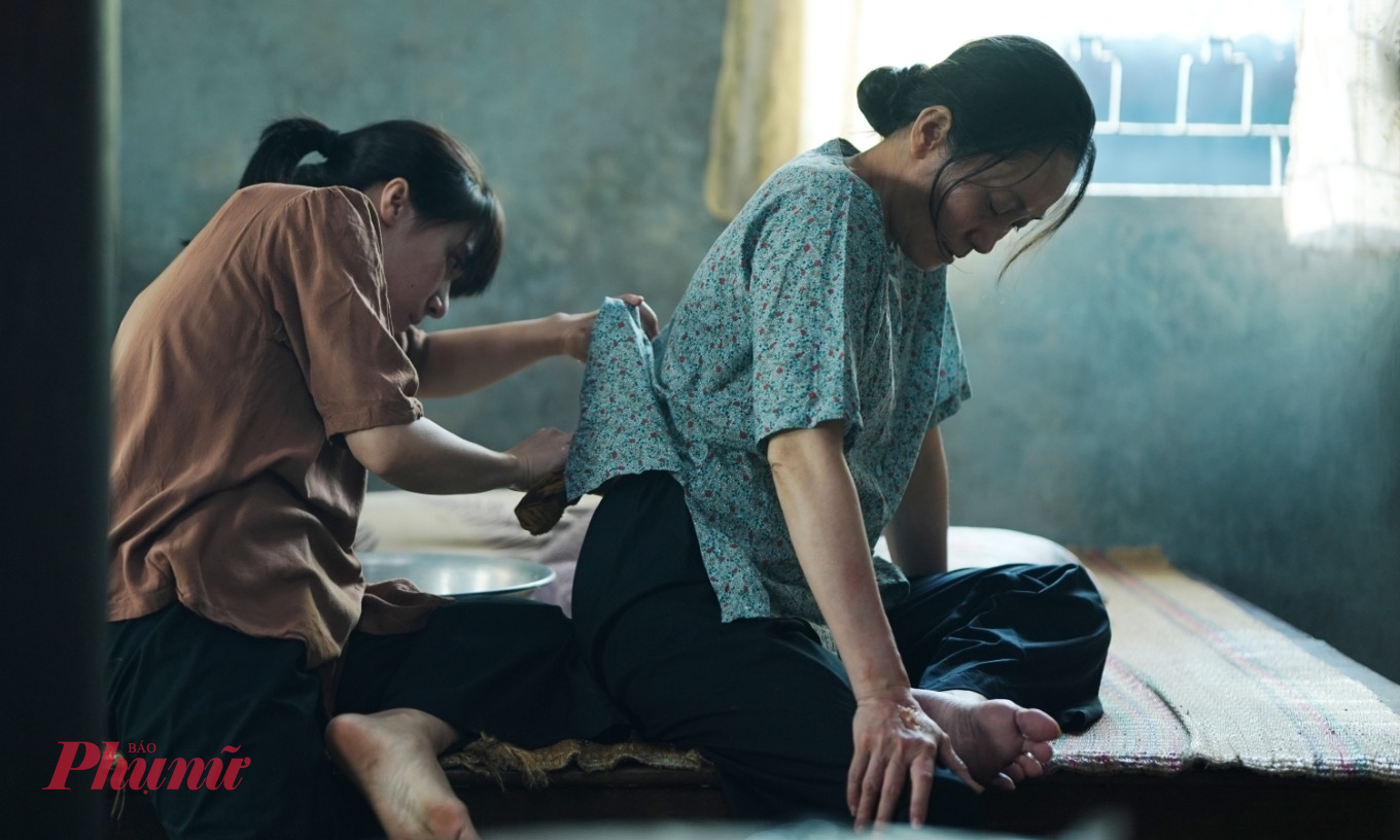 Nhân vật bà Thuận được con dâu lau vết thương bị hoại tử