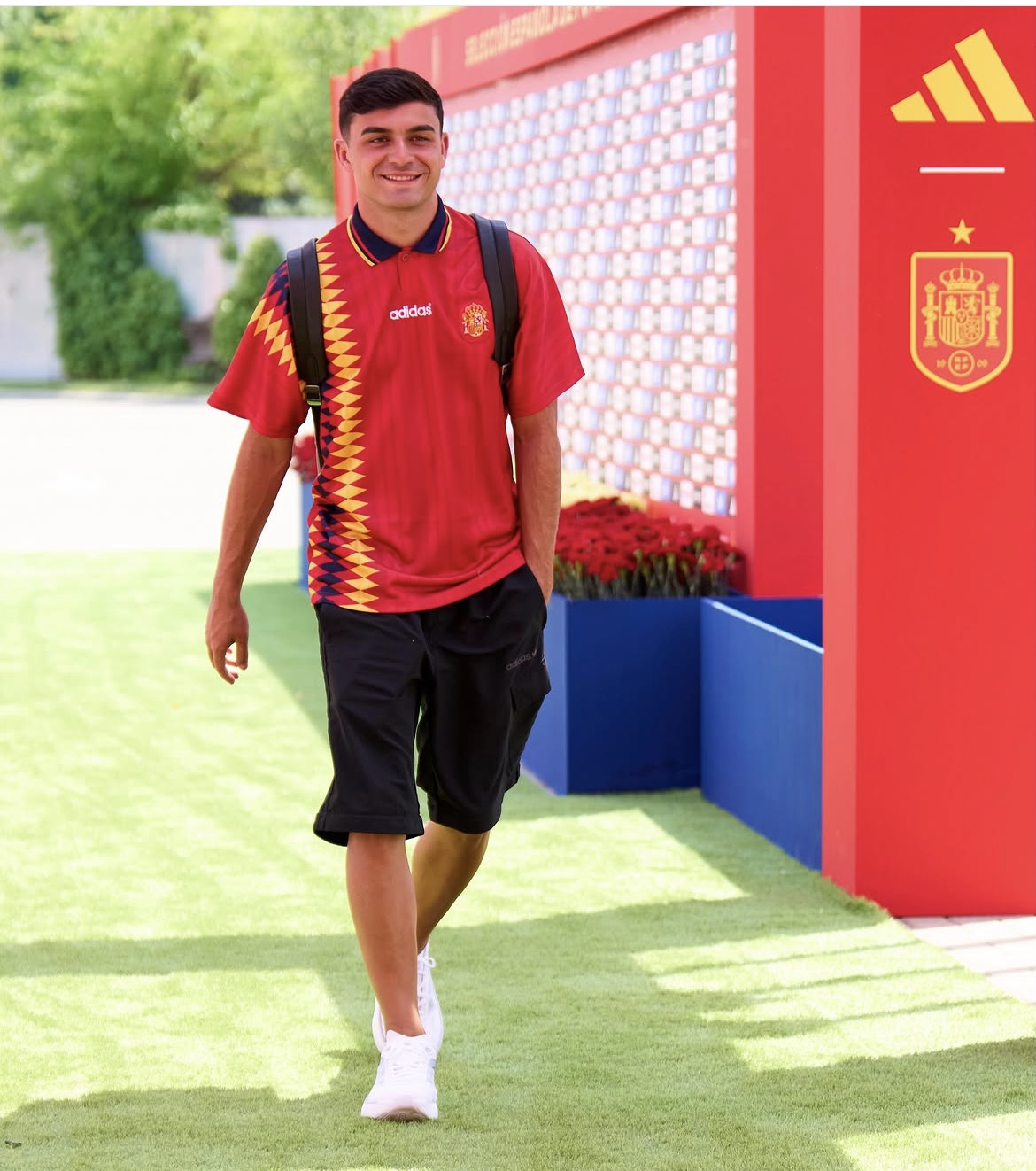 Tiền vệ trẻ Pedro González López của đội tuyển Tây Ban Nha lăng xê phong cách mang đậm tính biểu tượng và năng động. Chàng trai sinh năm 2002 trung thành với phong cách sporty cổ điển nhưng được nâng cấp bằng phom dáng hiện đại. Pedro diện chiếc áo polo thể thao mang sắc đỏ phối cùng quần short đen dáng rộng che gối, đeo ba lô gọn gàng sau lưng và đi một đôi sneakers trắng tinh khôi, toát lên tinh thần thể thao khỏe khoắn đầy năng lượng tích cực.
