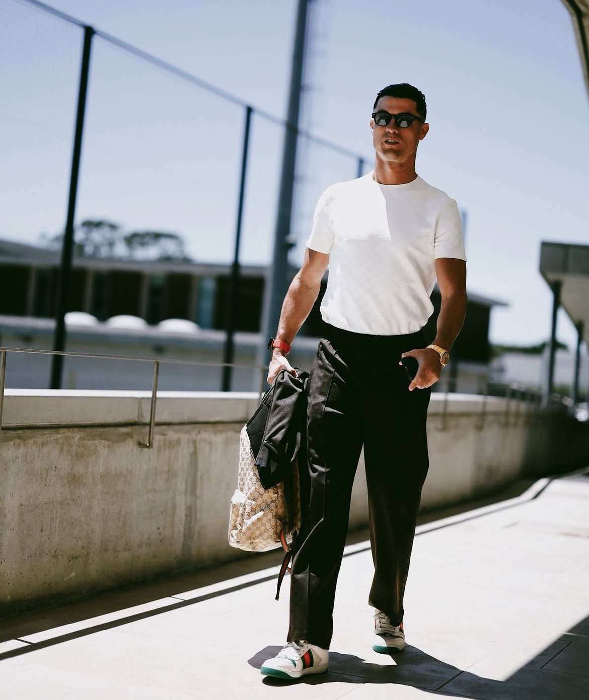 Cristiano Ronaldo xuất hiện với công thức thời trang kinh điển gồm áo thun trắng ôm dáng kết hợp quần âu ống rộng màu đen. Nam cầu thủ hoàn thiện diện mạo bằng kính râm, đồng hồ kim loại và đôi sneaker cao cấp. Tổng thể mang tinh thần “old money” hiện đại, chứng minh sức hút đến từ những món đồ cơ bản được phối khéo léo thay vì logo phô trương.