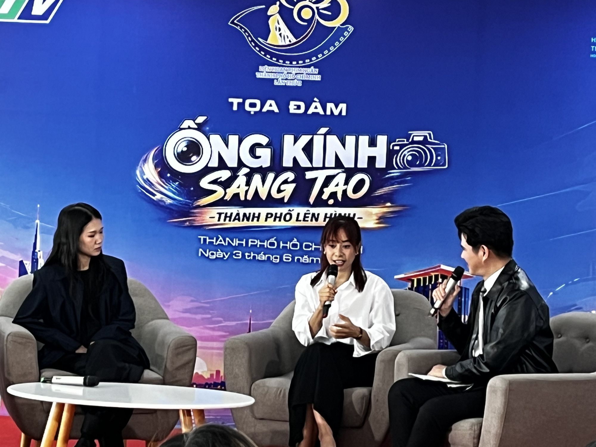 DOP Nguyễn Phan Linh Đan, đạo diễn Lê Chi Na (từ trái qua) chia sẻ tại toạ đàm