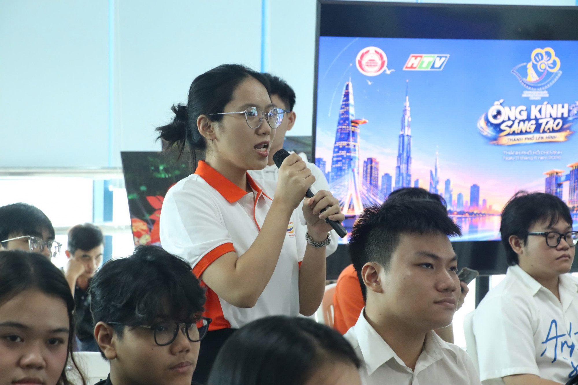 Sinh viên hào hứng đặt câu hỏi tại toạ đàm
