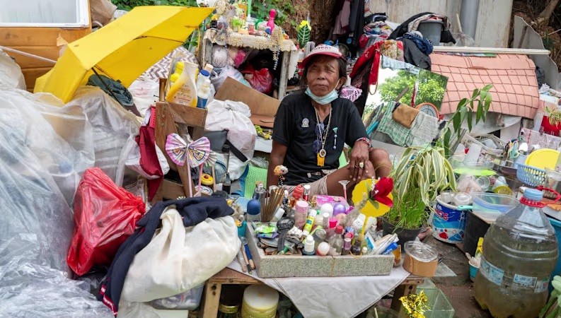 Một người phụ nữ bán đồ gia dụng cũ và rác thải có thể tái chế ở Jakarta vào ngày 21/4/2026 - Ảnh: CNA/Ridhwan Siregar