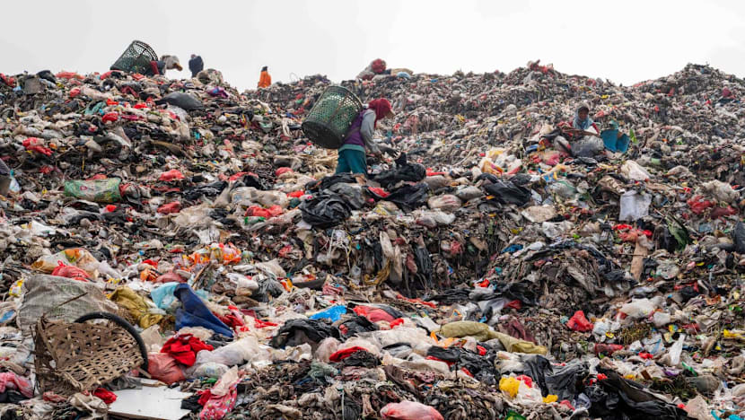 Những người nhặt rác tìm kiếm đồ giá trị tại bãi rác Bantargebang ở thành phố Bekasi, Indonesia - Ảnh: CNA/Ridhwan Siregar
