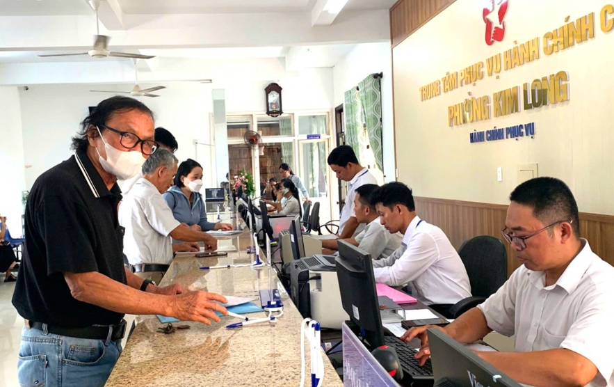 Người dân đến làm thử tục, giấy tờ tại Trung tâm phục vụ hành chính công phường Kim Long