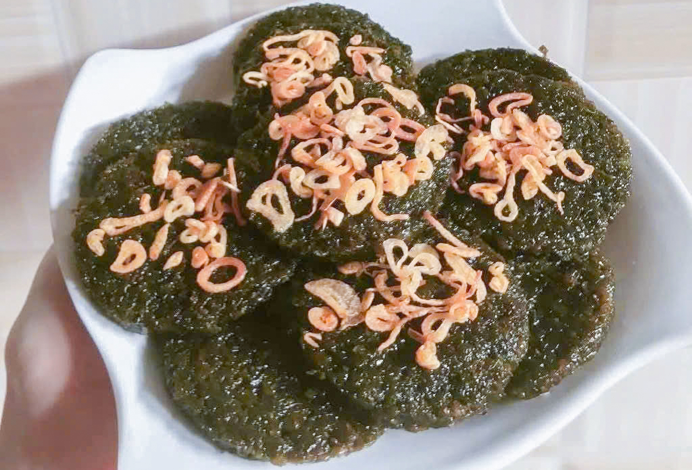 Ngoài nấu canh, rau cạo còn được chế biên thành bánh