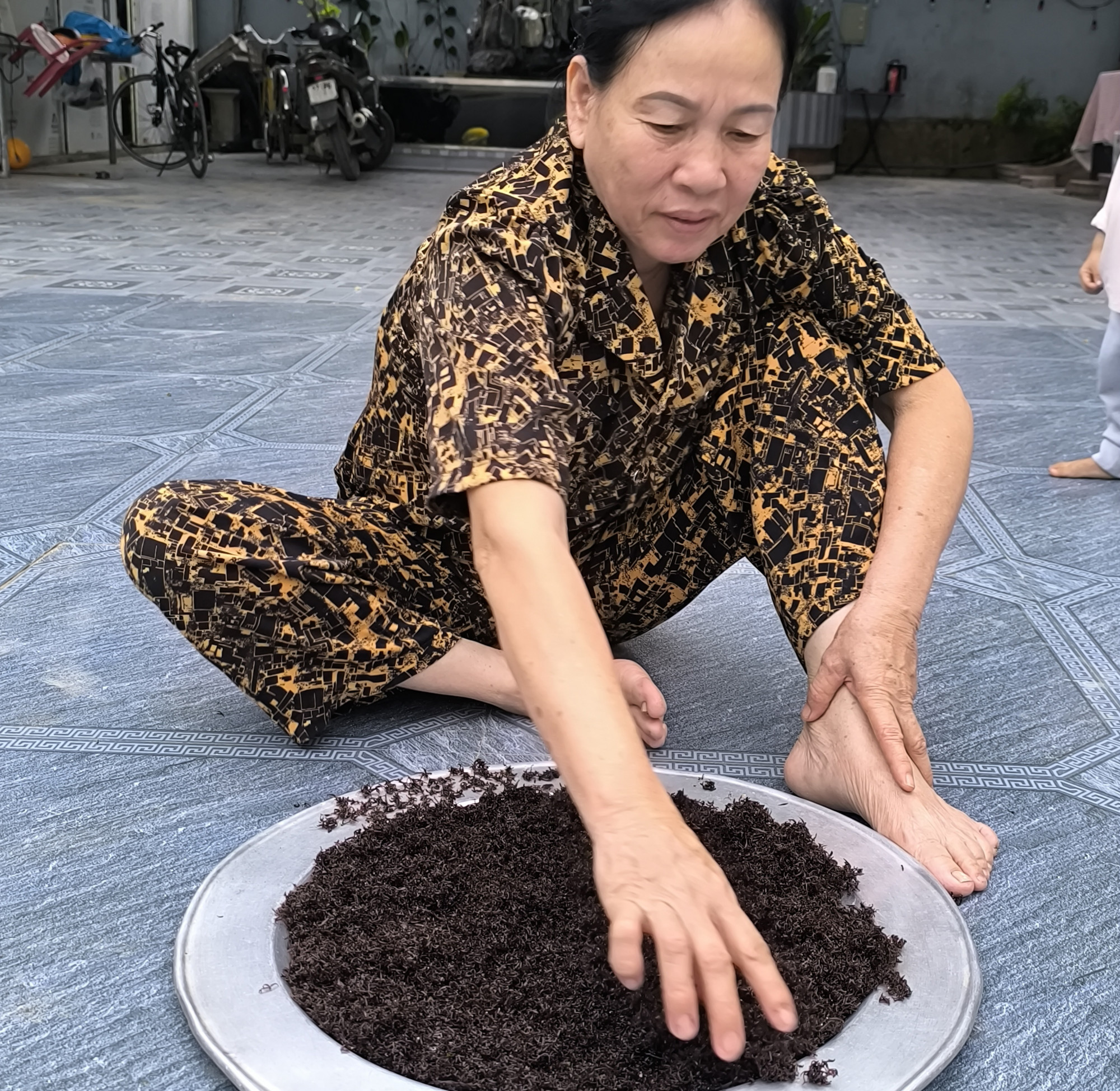 Rau cạo sau khi thu hoạch được làm sạch, phơi khô - Ảnh: Khánh Trung