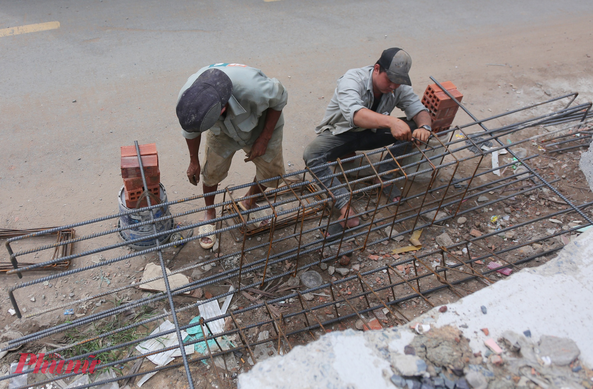  Sống hơn 30 năm bên kênh Đôi, ông Nguyễn Văn Thành, người dân khu vực phường Phú Định - cho biết chưa bao giờ thấy khu vực này thay đổi nhanh như hiện nay. Trước đây nhà cửa chen chúc sát mép kênh, đường đi nhỏ hẹp, mỗi khi mưa lớn là ngập. Bây giờ nhiều căn đã di dời, nhìn ra kênh thấy thoáng đãng hẳn. Người dân ai cũng mong dự án sớm hoàn thành để khu vực sạch đẹp hơn, ông Thành - chia sẻ.
