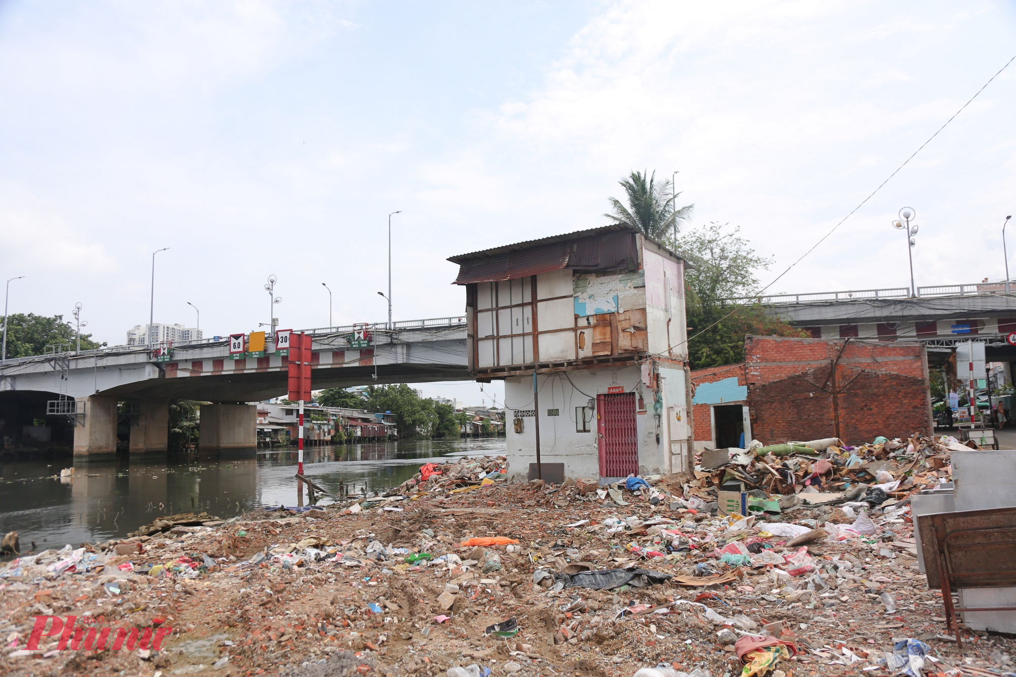 Một căn nhà đững trơ trọi giữa không gian xung quanh đã được giải tỏa.