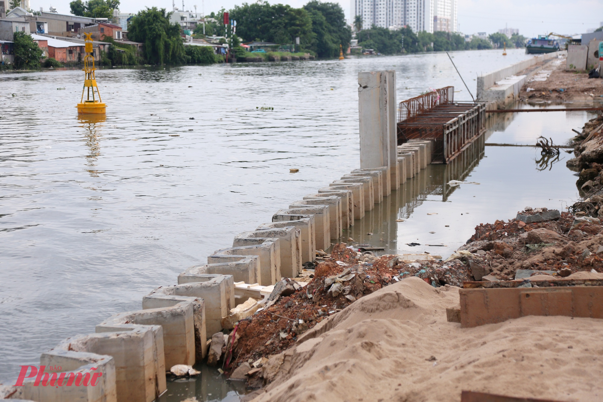 Dự án Nạo vét, xây dựng hạ tầng, cải tạo môi trường bờ Bắc kênh Đôi là một trong những công trình trọng điểm về chỉnh trang đô thị của TPHCM, với tổng vốn đầu tư hơn 7.300 tỉ đồng từ ngân sách thành phố. Công trình có chiều dài khoảng 4,6km, đi qua địa bàn hai phường Phú Định và Chánh Hưng.