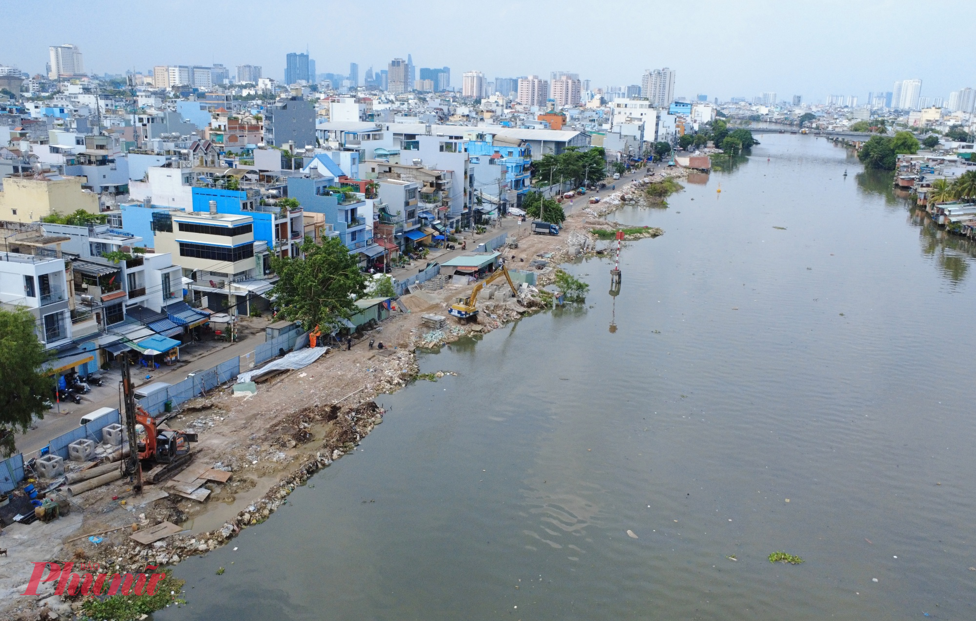 Dự án chỉnh trang môi trường tại bờ Bắc kênh Đôi kéo dài khoảng 4,3km qua hai phường Phú Định và Chánh Hưng, TPHCM. Nhiều đoạn mặt bằng đã được giải tỏa, những dãy nhà lụp xụp từng san sát mép nước dần nhường chỗ cho công trường thi công, hệ thống kè và tuyến đường ven kênh tương lai.