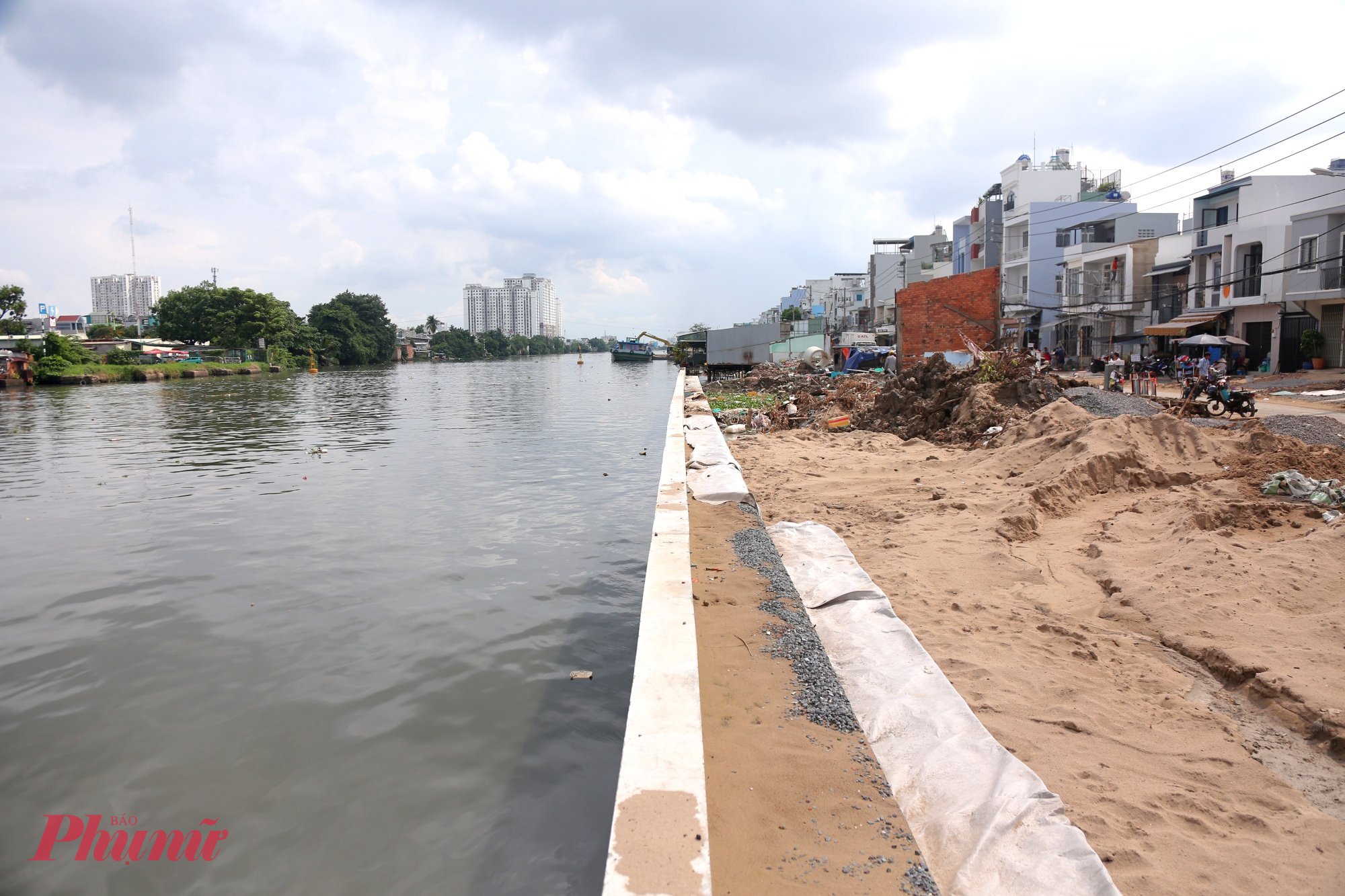 Dự án hướng đến mục tiêu di dời hơn 1.600 hộ dân sống trên và ven kênh rạch, giải quyết tình trạng ô nhiễm môi trường, sạt lở bờ kênh, chống ngập và cải thiện điều kiện sống cho người dân. 