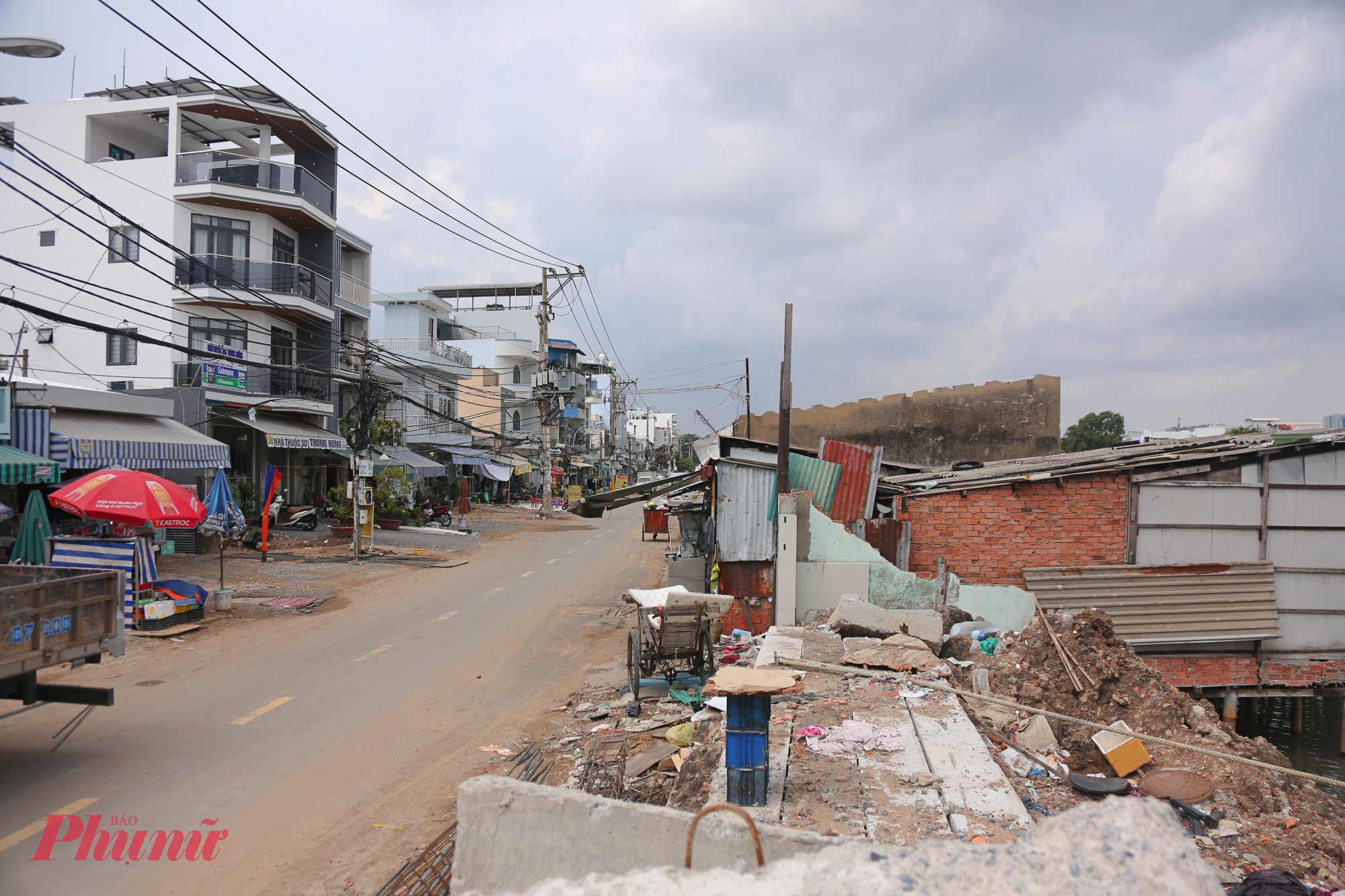 Những hộ dân cuối cùng di dời, tháo dỡ nhà nhường mặt bằng tại bờ Bắc kênh Đôi.