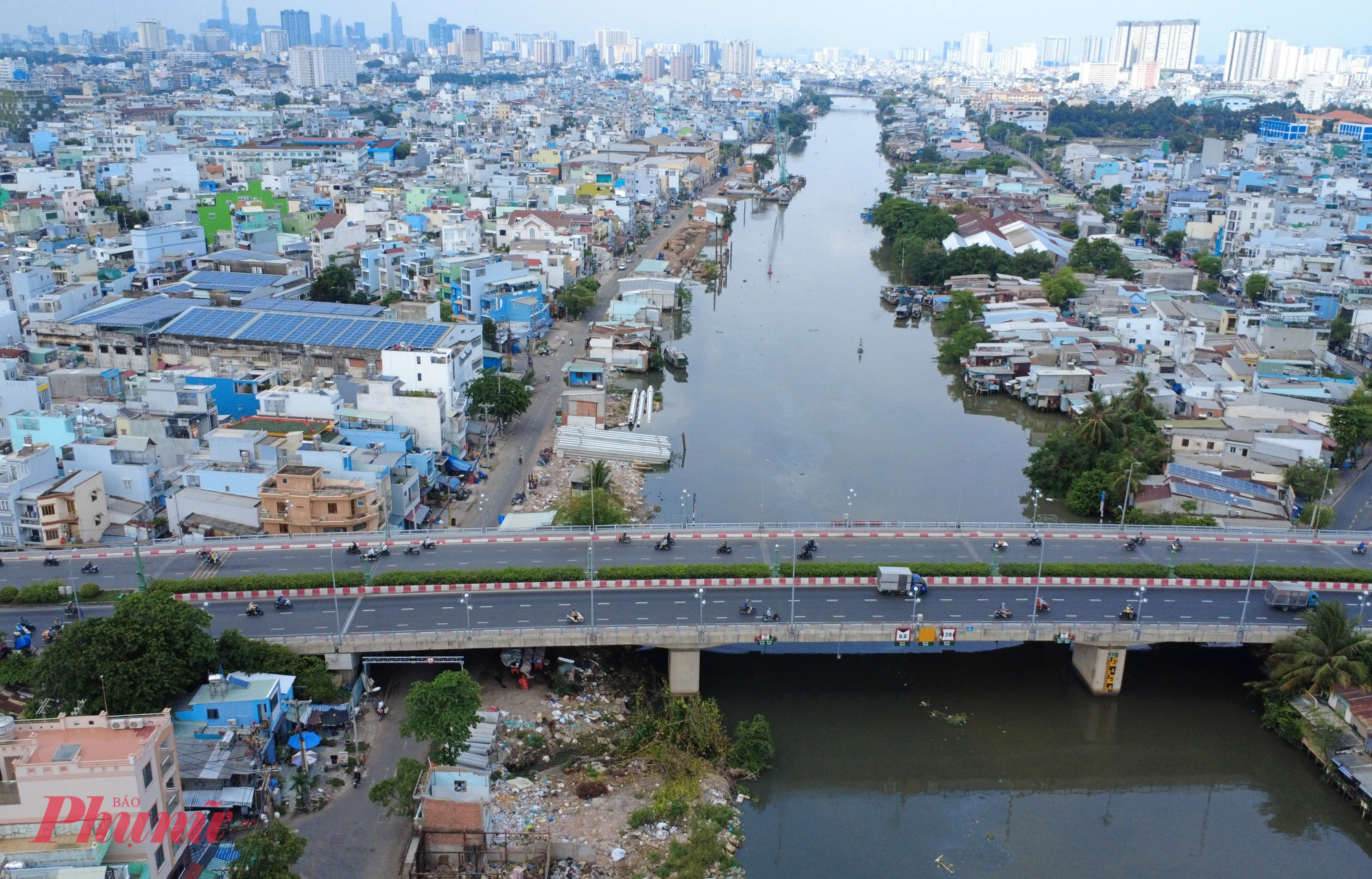 Theo Sở Xây dựng TPHCM, hiện toàn thành phố vẫn còn khoảng 40.000 căn nhà trên và ven sông, kênh, rạch và sẽ thực hiện di dời toàn bộ theo yêu cầu của Bộ Chính trị nhằm chỉnh trang đô thị, cải tạo môi trường để đóng góp vào mục tiêu tăng trưởng 2 con số. 