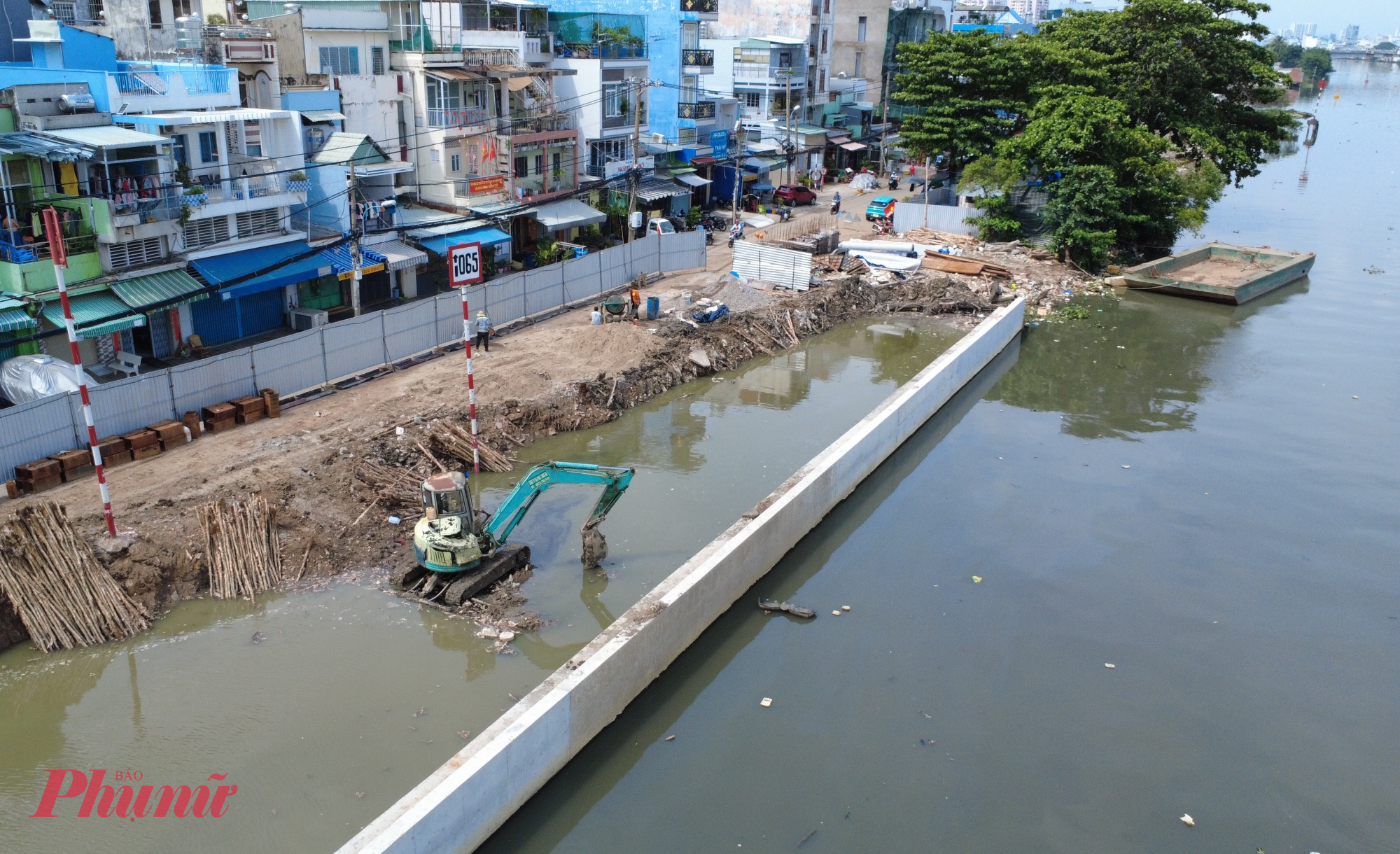 Nhiều đoạn bờ kè dọc kênh Đôi cũng đã được xây dựng. Những đoạn kè đang được đơn vị thi công đẩy nhanh tiên độ, mặt bằng được sạch đến đâu thi công đến đó.