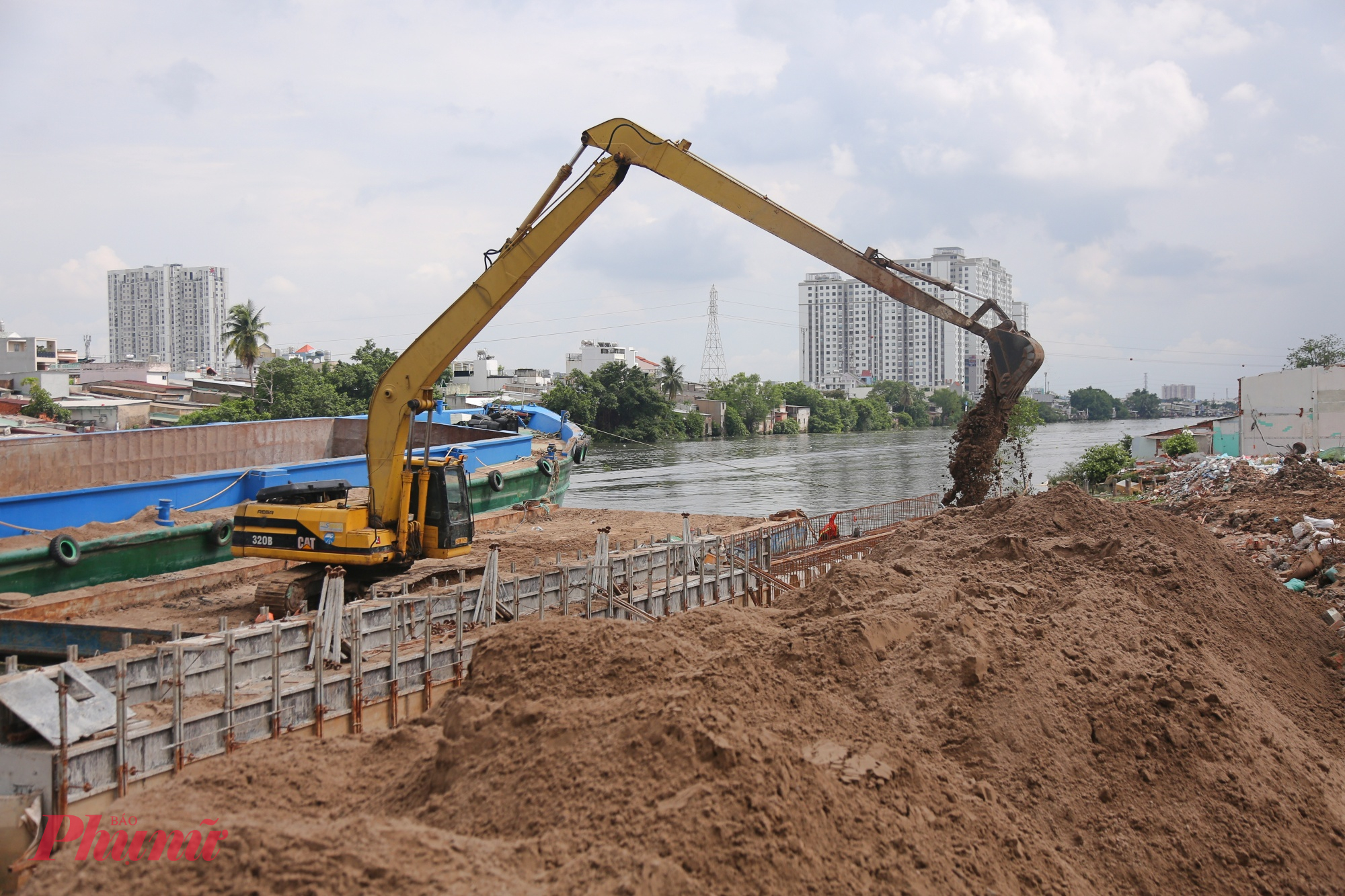Đơn vị thi công đang vận chuyển cát lên bờ để thi công đường và bờ kè kênh Đôi.