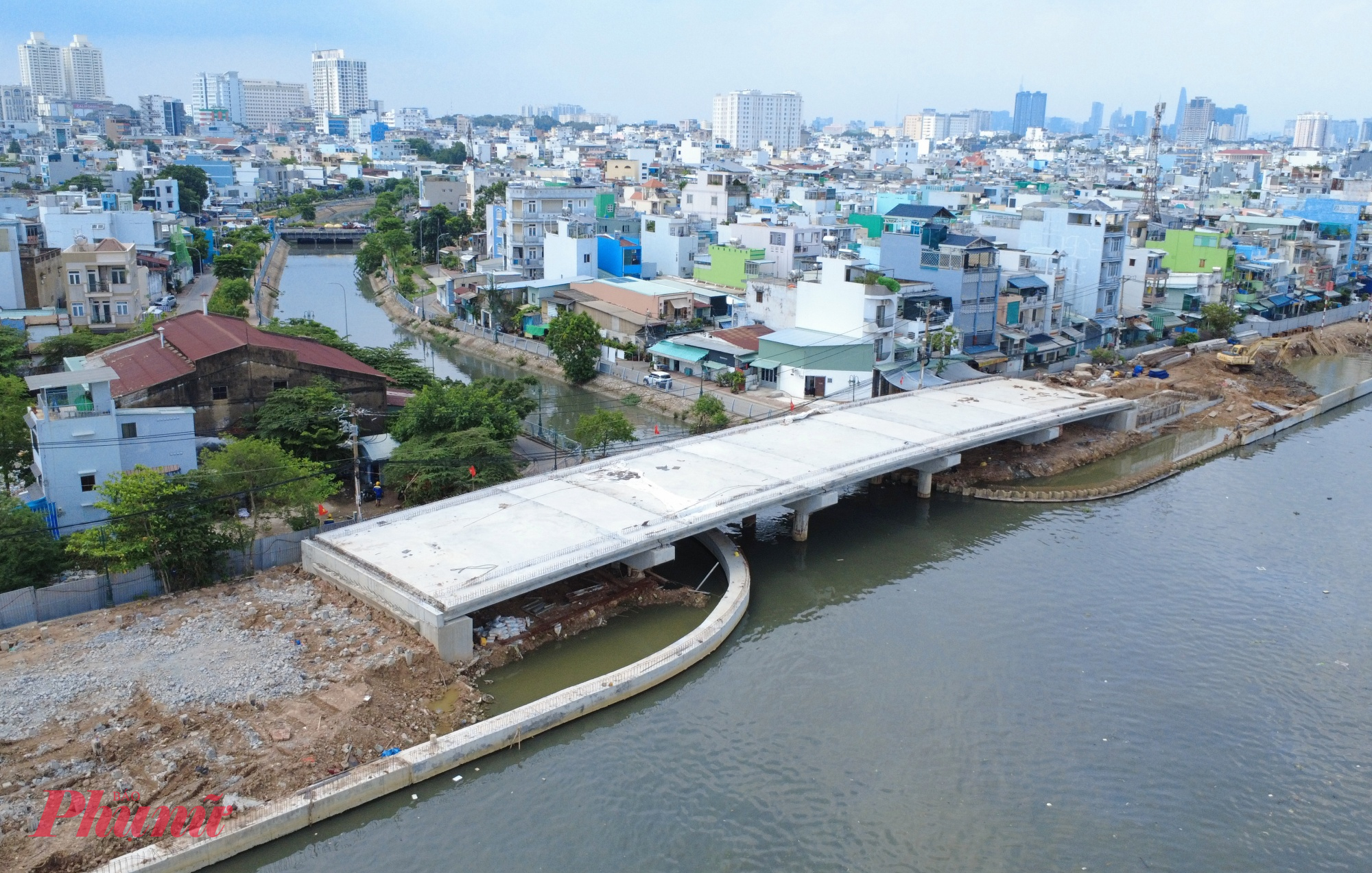 Đáng chú ý, cầu Hiệp Ân 2 - một trong những hạng mục quan trọng của dự án đã hoàn thành phần kết cấu nhịp bắc qua rạch Ụ Cây. 