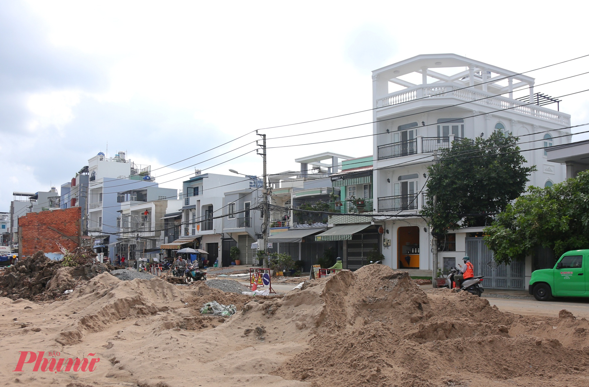 Hiện nay nhiều căn nhà bên bờ kênh đã và đang được sửa chữa khang trang, diện mạo thay đổi rõ rệt sau 10 tháng khởi công dự án chỉnh tranh bờ Bắc kênh Đôi.