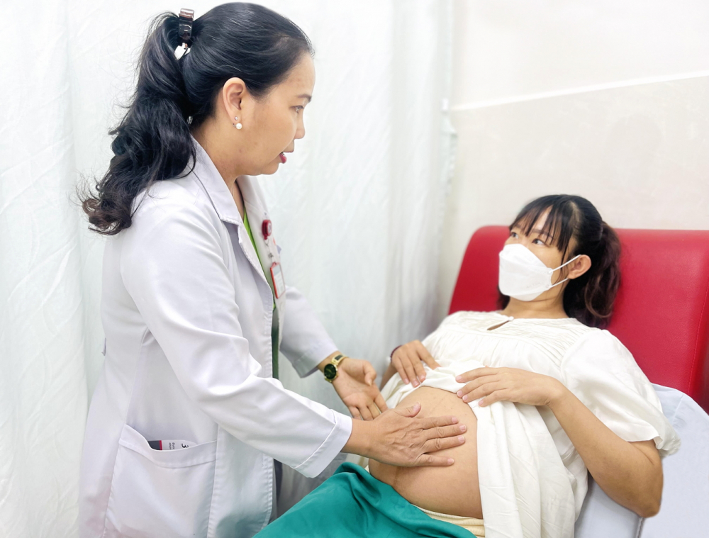 Thêm điểm tựa cho hành trình làm mẹ Thai phụ khám thai tại Bệnh viện Hùng Vương - ẢNH: CÁT QUÂN