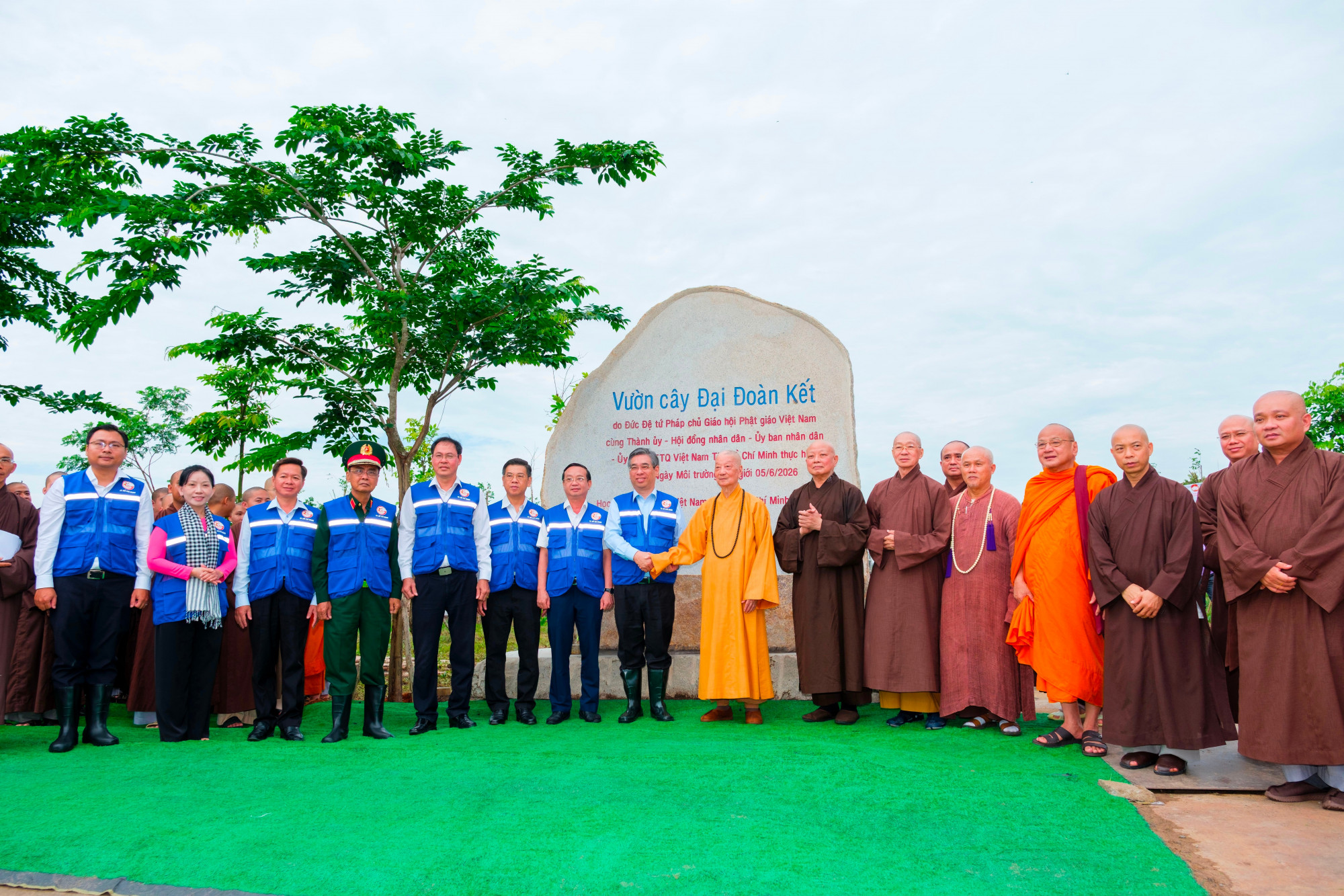Các đại biểu dự lễ khánh thành Vườn cây Đại đoàn kết - Ảnh: MTTQ TPHCM 