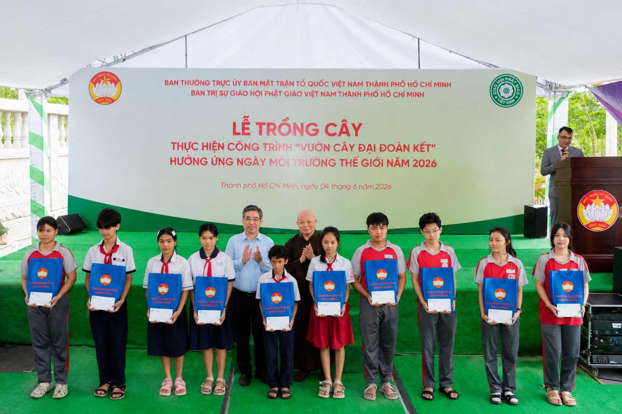 Dịp này, ông Nguyễn Phước Lộc và Hòa thượng Thích Lệ Trang trao học bổng cho các em học sinh 