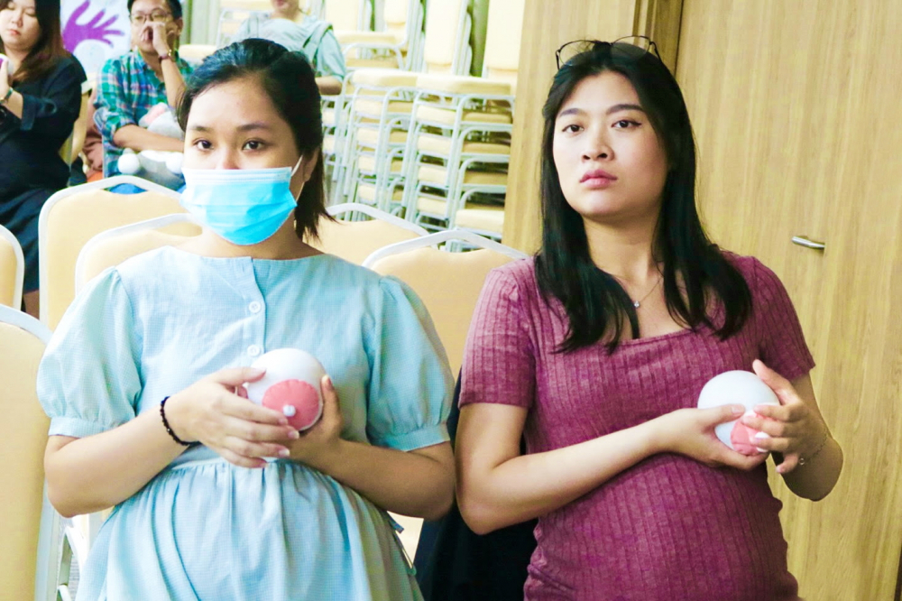 Thêm điểm tựa cho hành trình làm mẹ Thai phụ tham gia work shop tại Bệnh viện Phương Nam về cách chăm sóc trẻ sơ sinh - ẢNH: CÁT QUÂN