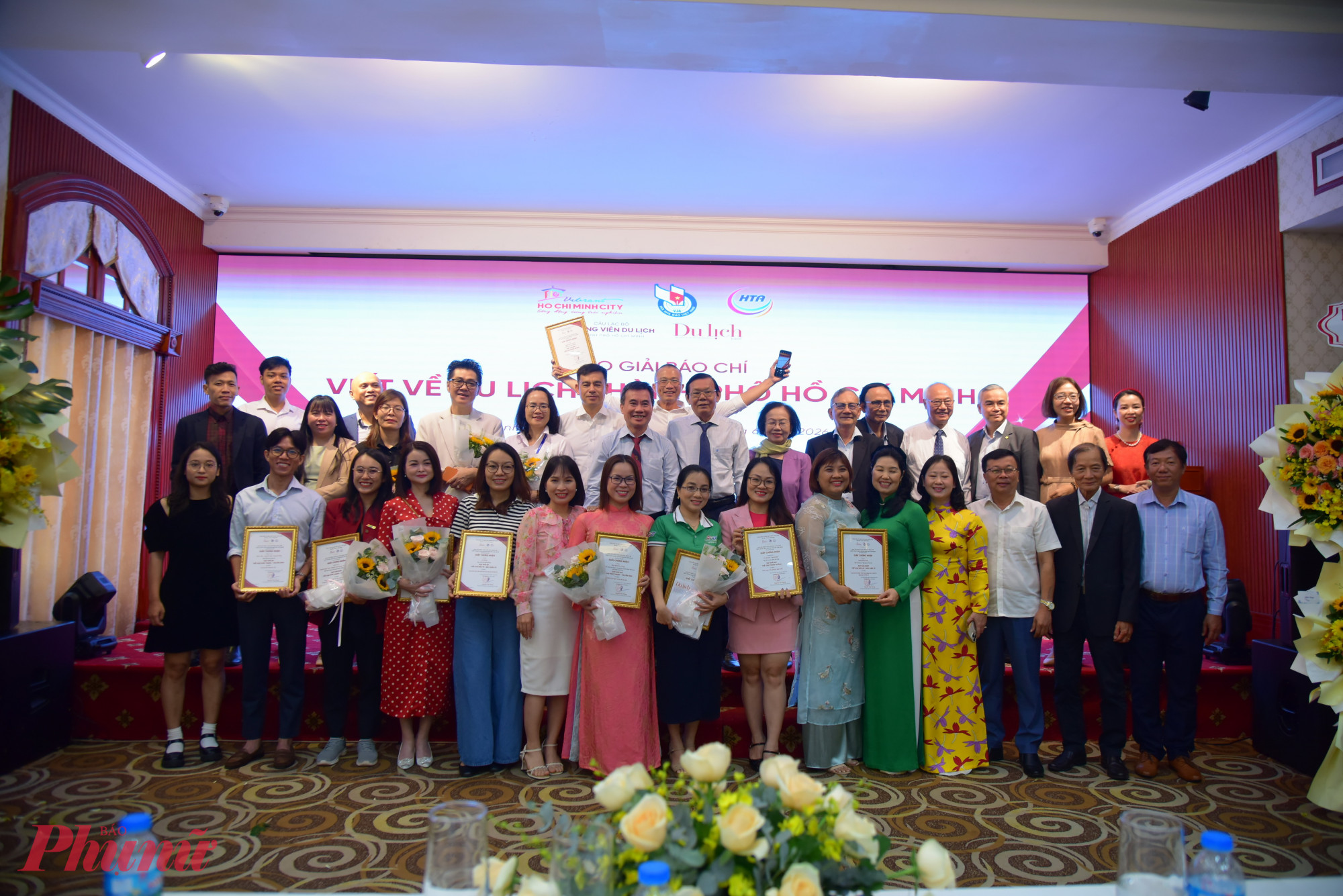 17 tác phẩm xuất sắc của các tác giả, nhóm tác giải của 25 cơ quan báo chí TPHCM, và Trung ương nhận giải thưởng sáng 4/6. Ảnh: Hữu Long