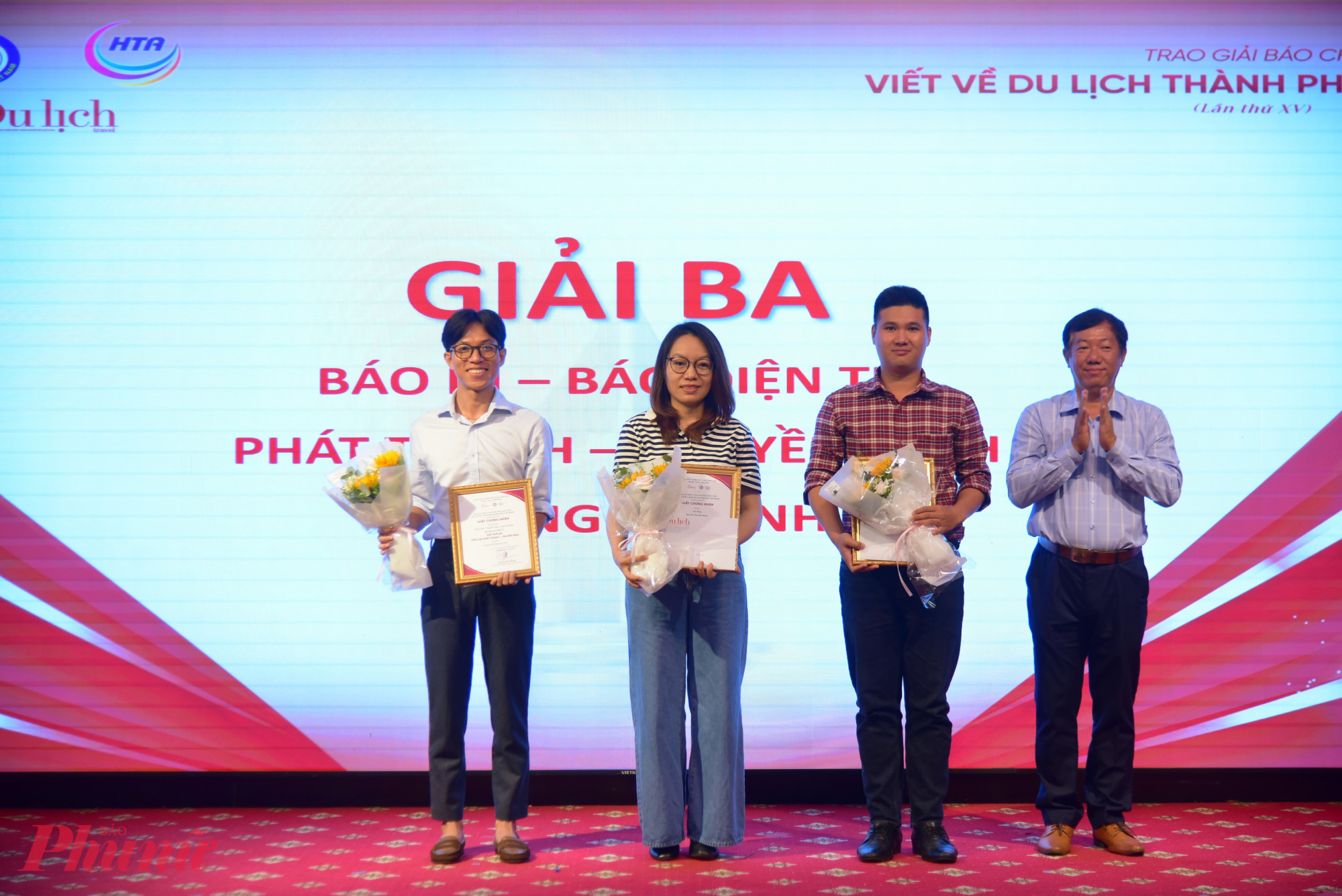Phóng viên Quốc Thái (bìa trái) nhận giải ba, Giải thưởng Báo chí viết về Du lịch TPHCM lần thứ XV. Ảnh: Hữu Long