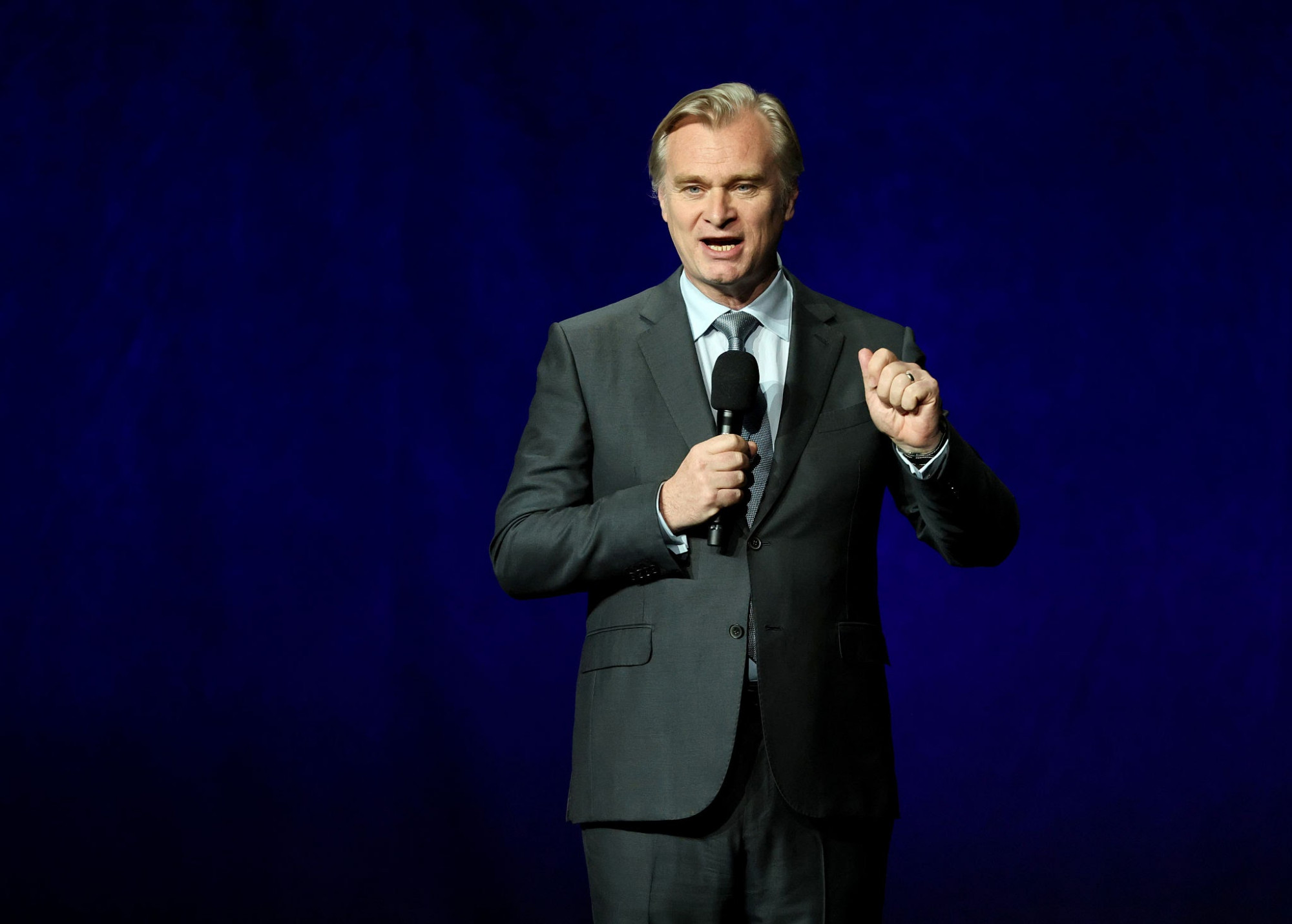Đạo diẽn Christopher Nolan cảnh báo mối nguy néu lạm dụng AI để thay thé tư duy con người