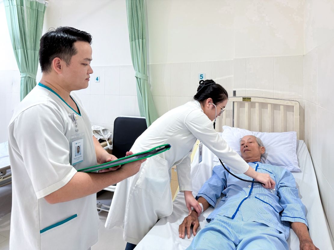 Các bác sĩ chăm sóc cho bệnh nhân. Ảnh: CTV