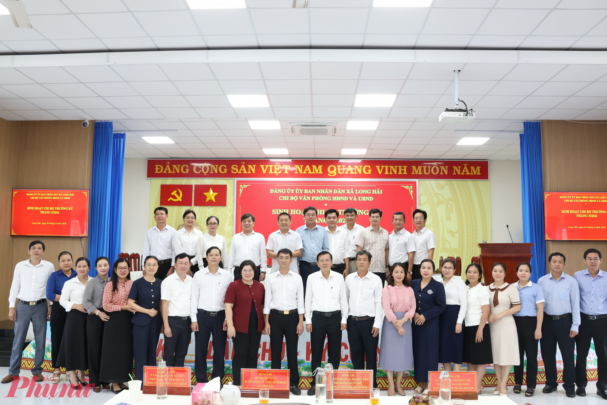 Bà Văn Thị Bạch Tuyết - Phó bí thư Thành ủy TPHCM chụp hình cùng Đảng uỷ UBND xã Long Hải - Ảnh: Thanh Tâm