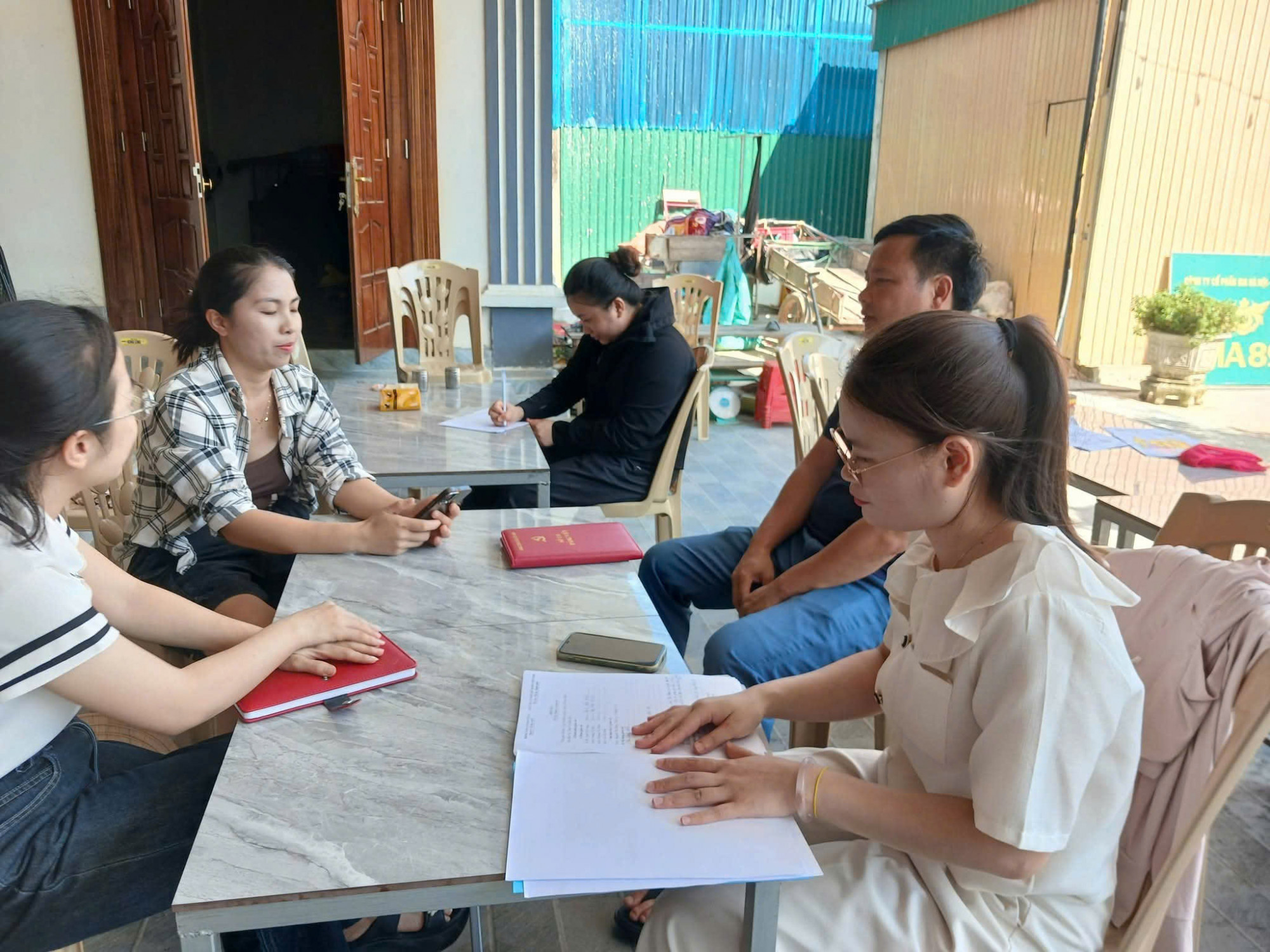 Cán bộ y tế đến các gia đình liên quan ổ dịch dại để điều tra dịch tễ, tư vấn và hướng dẫn điều trị dự phòng bệnh dại - Ảnh: Hoàng Anh
