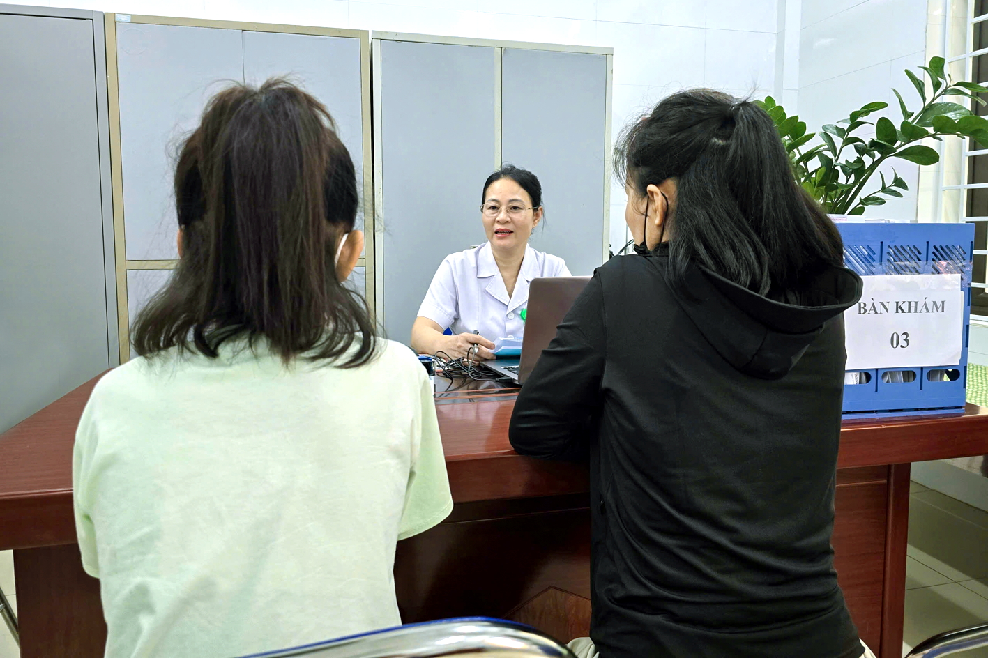 Chị N.T.Q. (tỉnh Nghệ An) đưa con gái đến bệnh viện thăm khám sau  nhiều năm mất ngủ, trí nhớ giảm sút