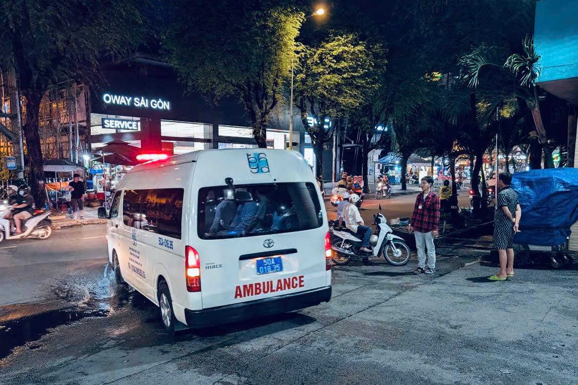 Chiếc xe chở tim hiến tặng rời khỏi bệnh viện. Ảnh: CSGT
