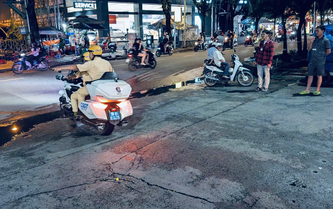 Lực lượng CSGT tham gia hộ tống. Ảnh: CSGT