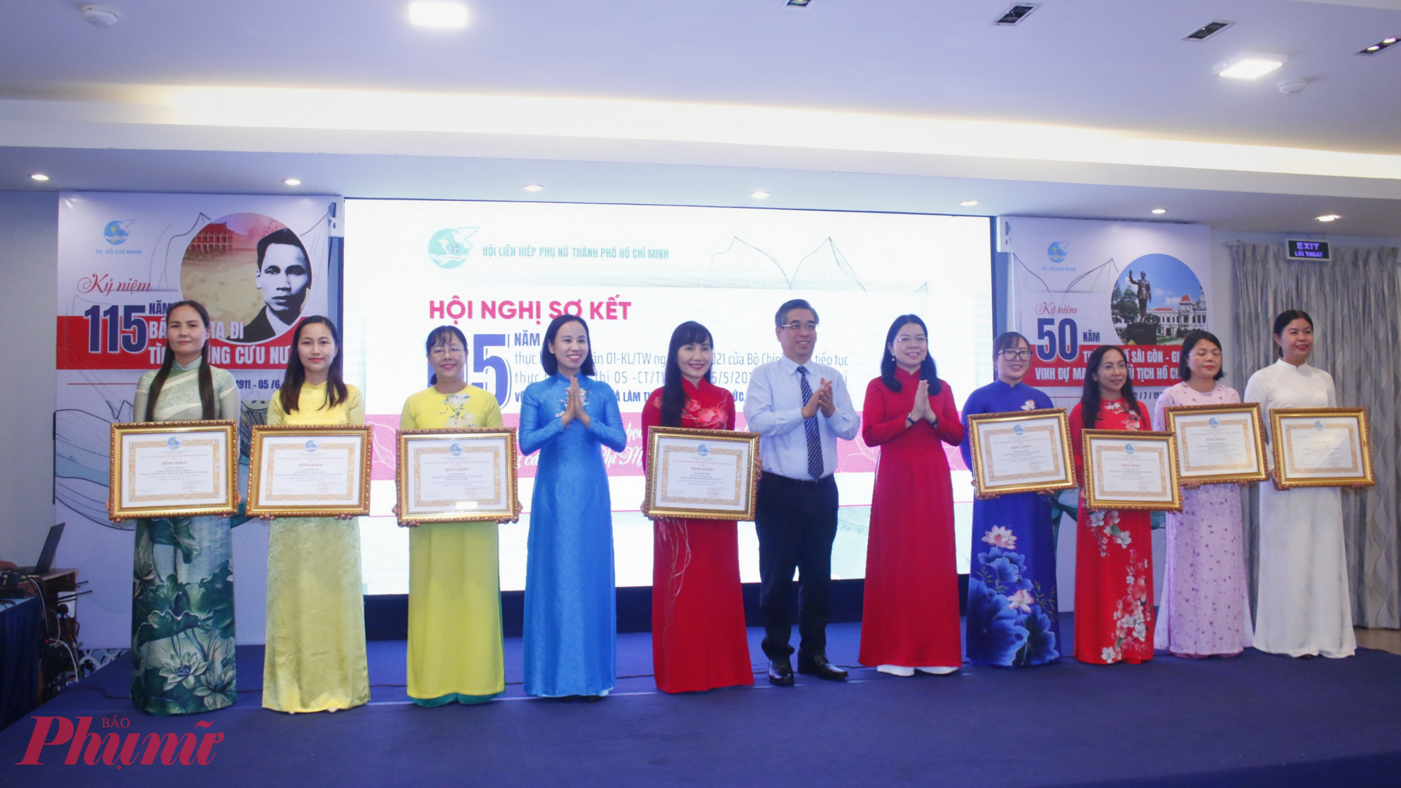 Lãnh đạo TPHCM trao bằng khentrao khen thưởng Bằng khen của Trung ương Hội LHPN Việt Nam cho 11 cán bộ Hội chuyên trách các cấp.