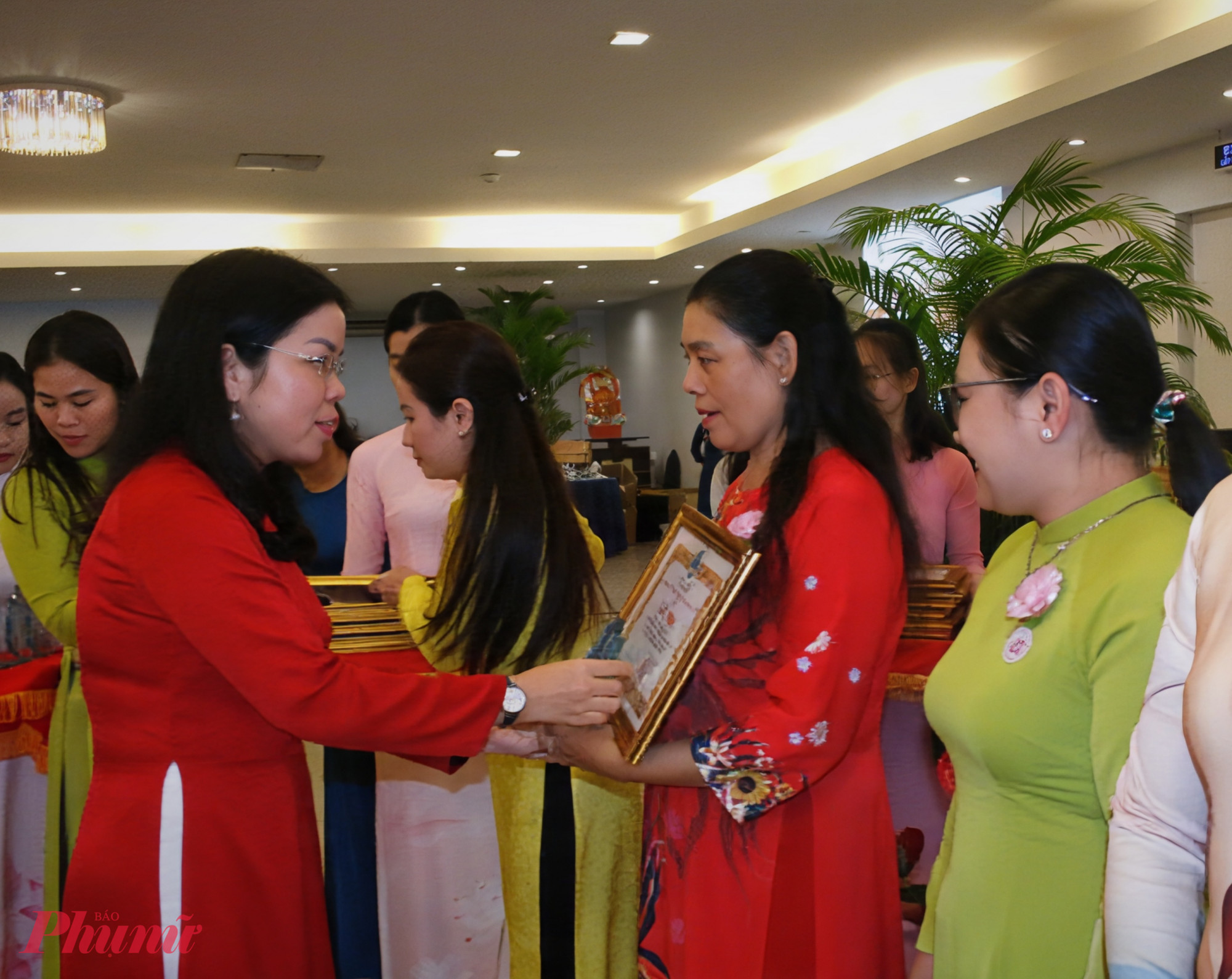 bà Nguyễn Thị Ngọc Xuân - Thành ủy viên, Chủ tịch Hội LHPN TPHCM - trao bằng khen 