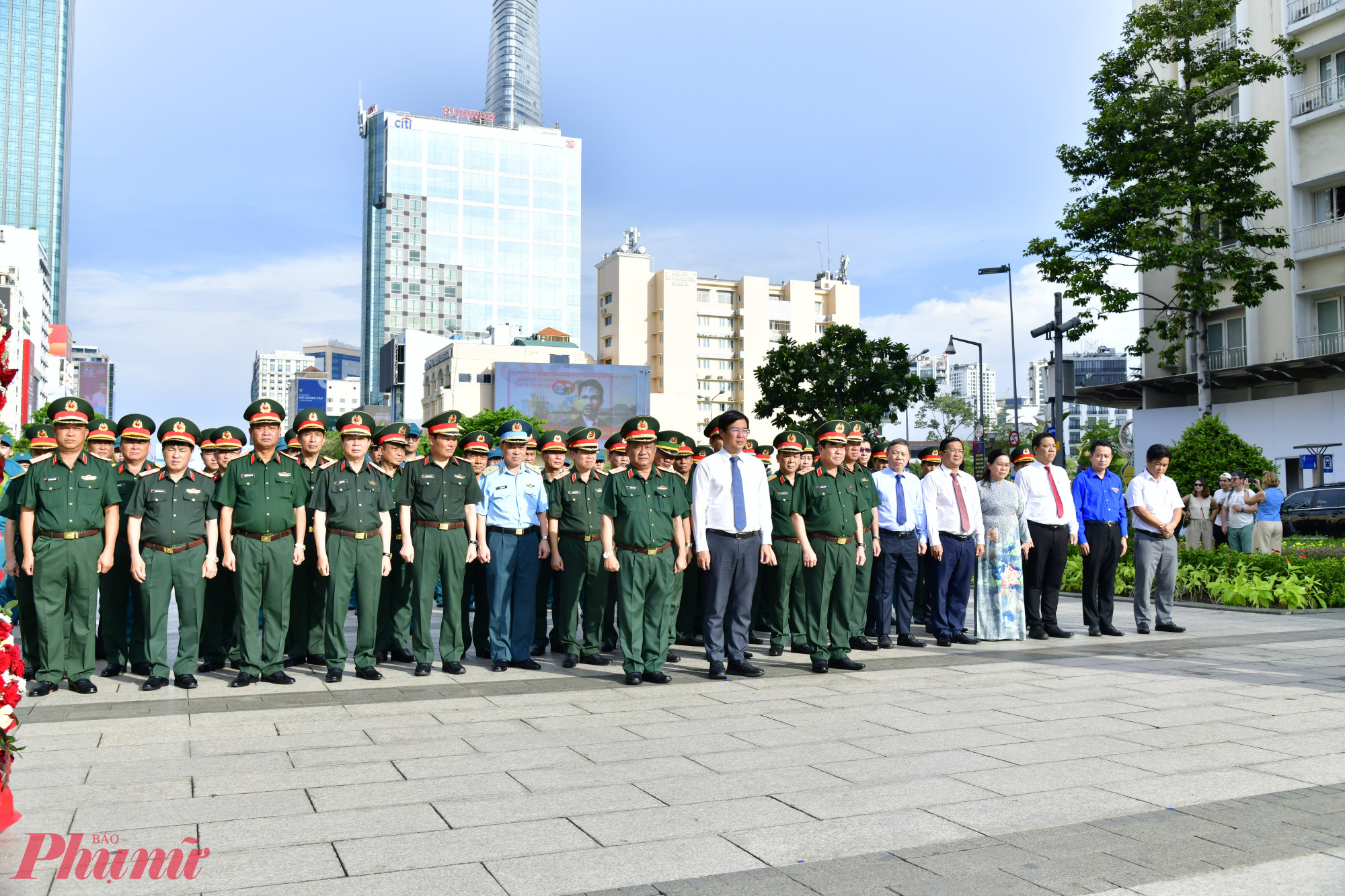 Lễ dâng hoa do ông Lê Quốc Phong - Phó bí thư Thường trực Thành ủy TPHCM, Trưởng ban Chỉ đạo hội thảo dự và chủ trì. 
