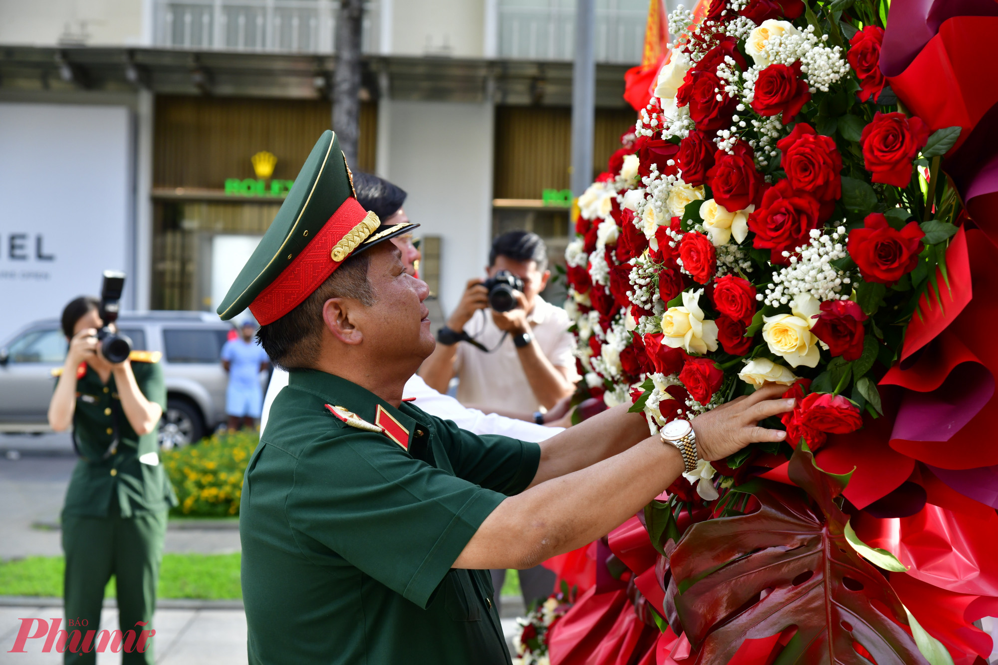 Các đại biểu bày tỏ lòng biết ơn sâu sắc đối với công lao to lớn của Chủ tịch Hồ Chí Minh trong sự nghiệp cách mạng của Đảng và dân tộc - Ảnh: T.T