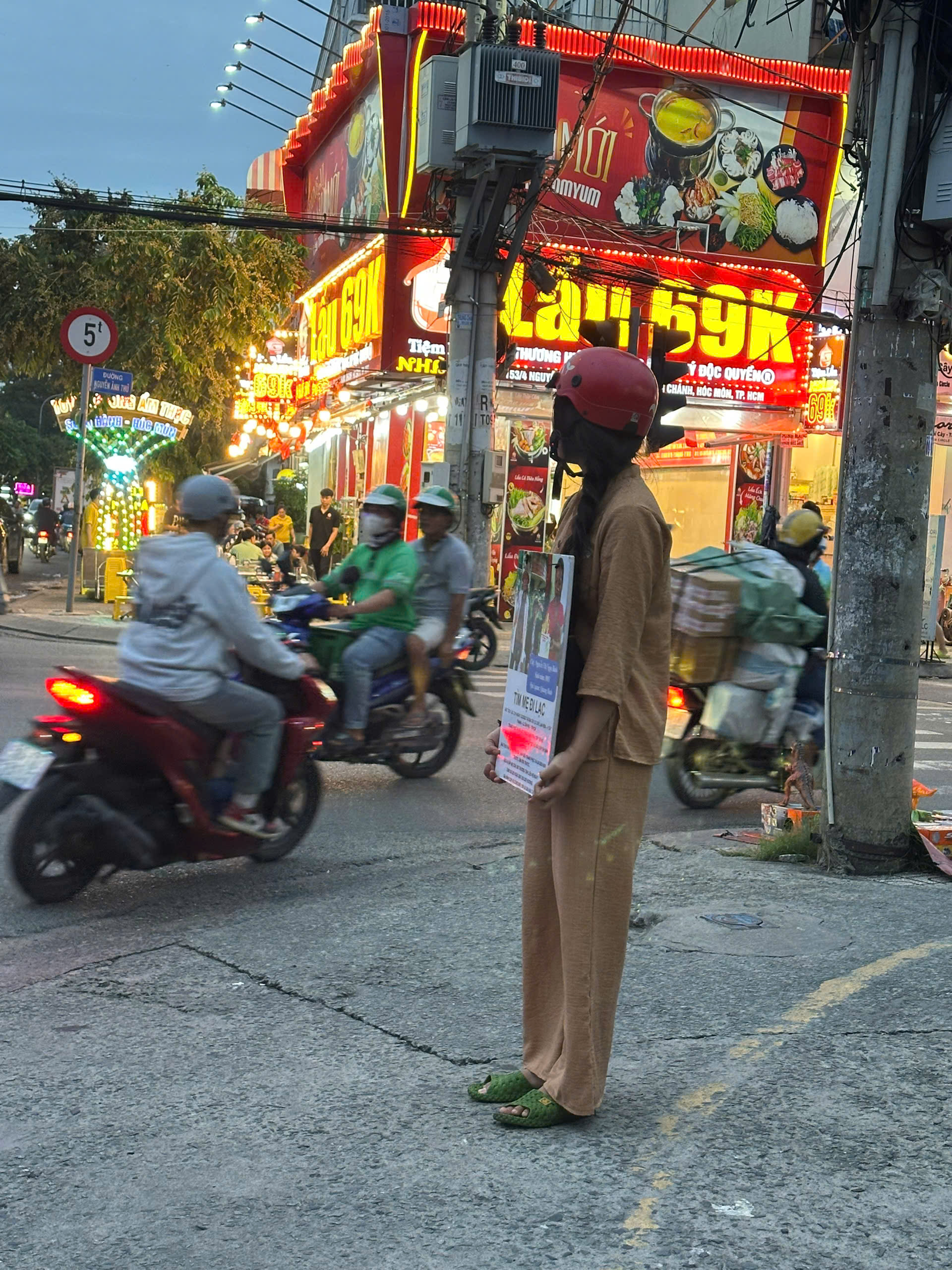 Ròng rã đứng ôm bảng tìm mẹ, bất chấp hôm sớm nắng mưa - Ảnh do nhân vật cung cấp