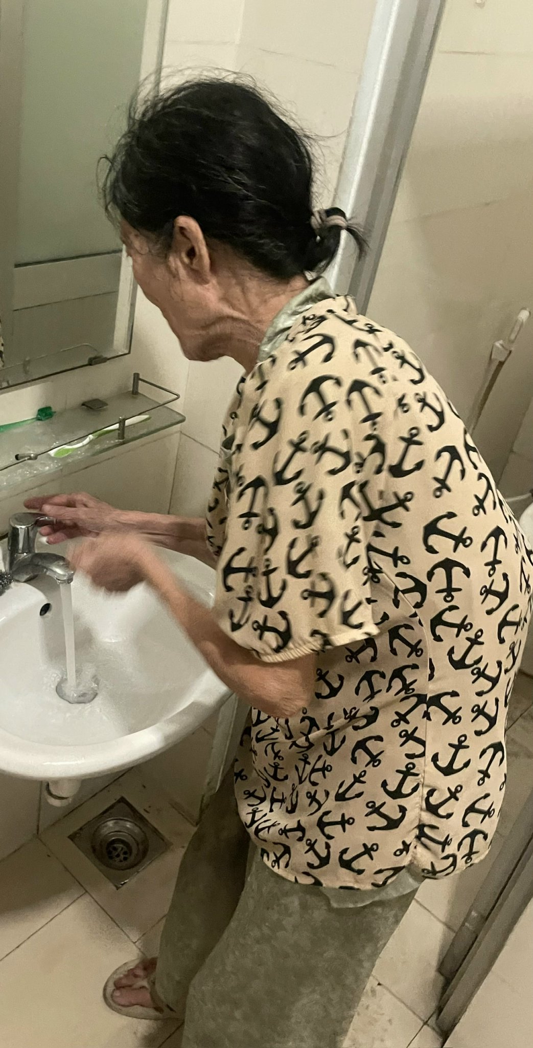 Bà Nguyễn Thị T. tại Công an phường An Nhơn, chờ người nhà đến rước - Ảnh: Diệu Hiền