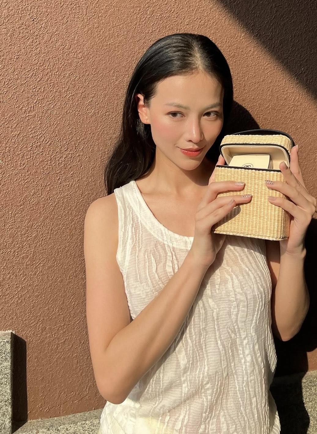 Phương Khánh không bao giờ quên thoa kem chống nắng khi ra ngoài và ngay cả khi ở nhà - Ảnh: Instagram Phương Khánh