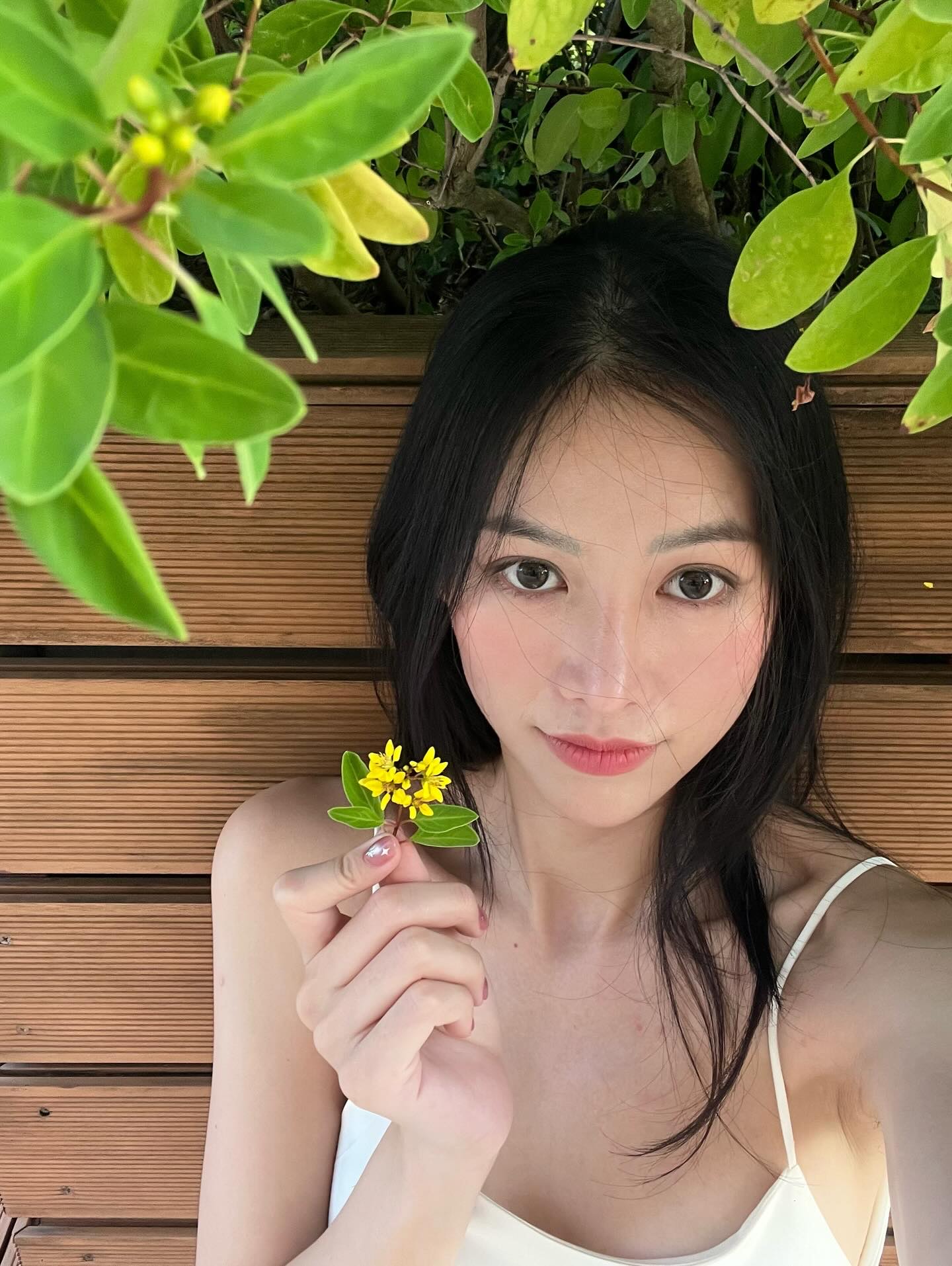 Dù thừa nhận khi cười đã xuất hiện nếp nhăn nhưng nhan sắc của nàng hậu vẫn rạng rỡ - Ảnh: @phuongkhanh