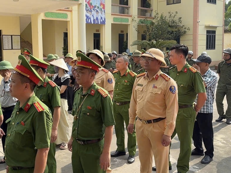 Lực lượng chức năng kiểm tra, xử lý các bến bãi vật liệu xây dựng tại Hà Nội