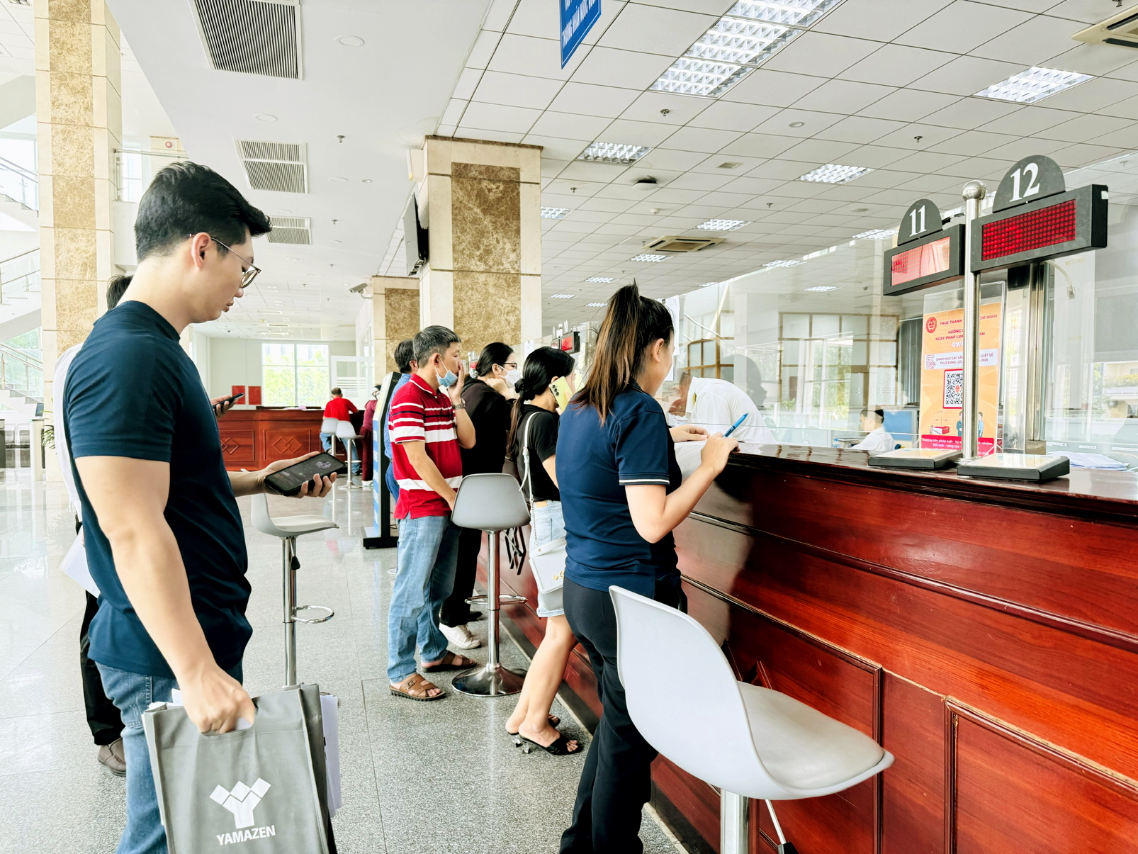 Người dân làm thủ tục nộp thuế tại cơ quan Thuế TPHCM