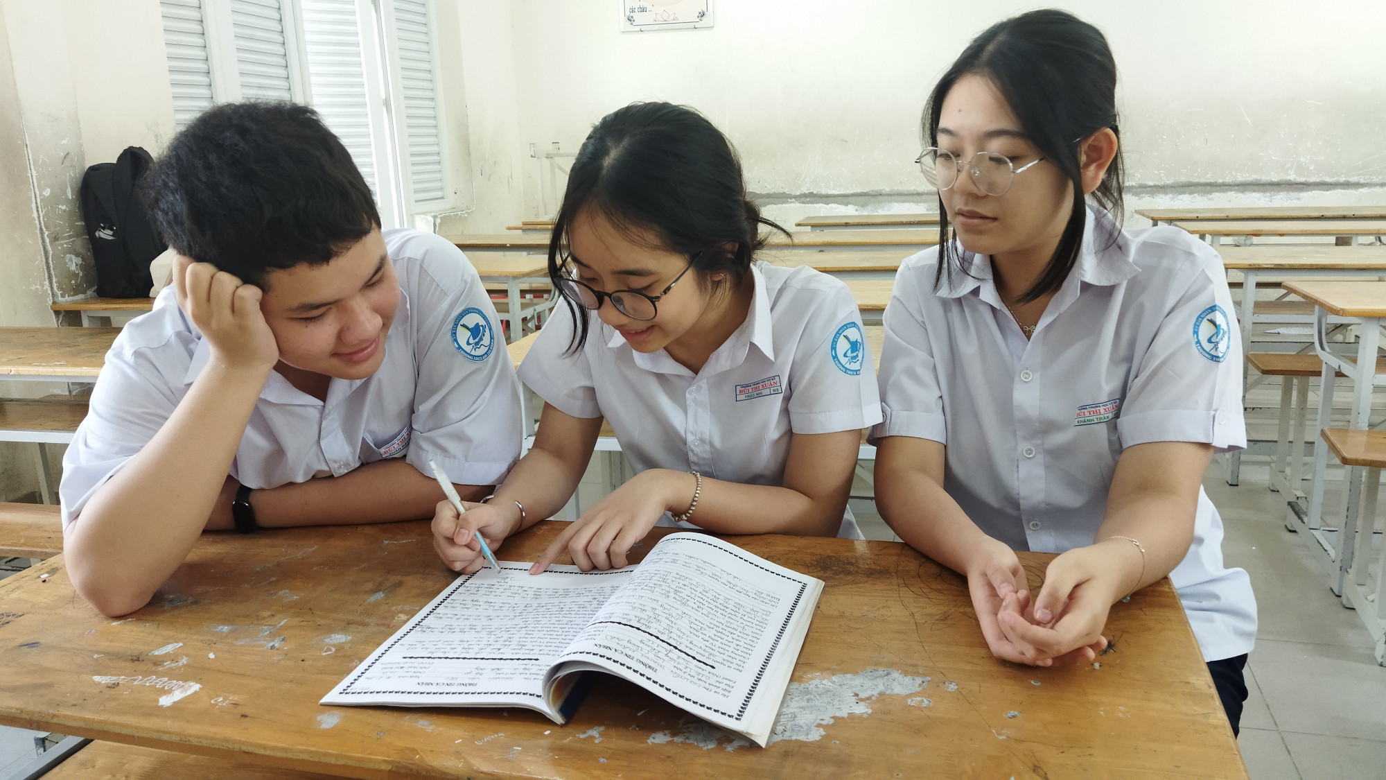 Học sinh ngồi viết lưu bút. Ảnh: Tác giả cung cấp