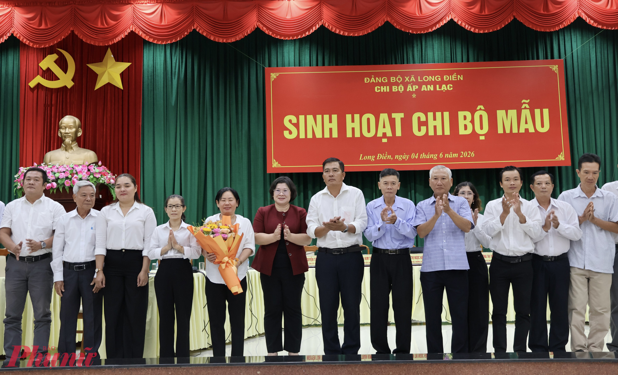 Phó bí thư Thành ủy TPHCM Văn Thị Bạch Tuyết tặng hoa chúc mừng Chi bộ ấp An Lạc, xã Long Điền - Ảnh: Thanh Tâm