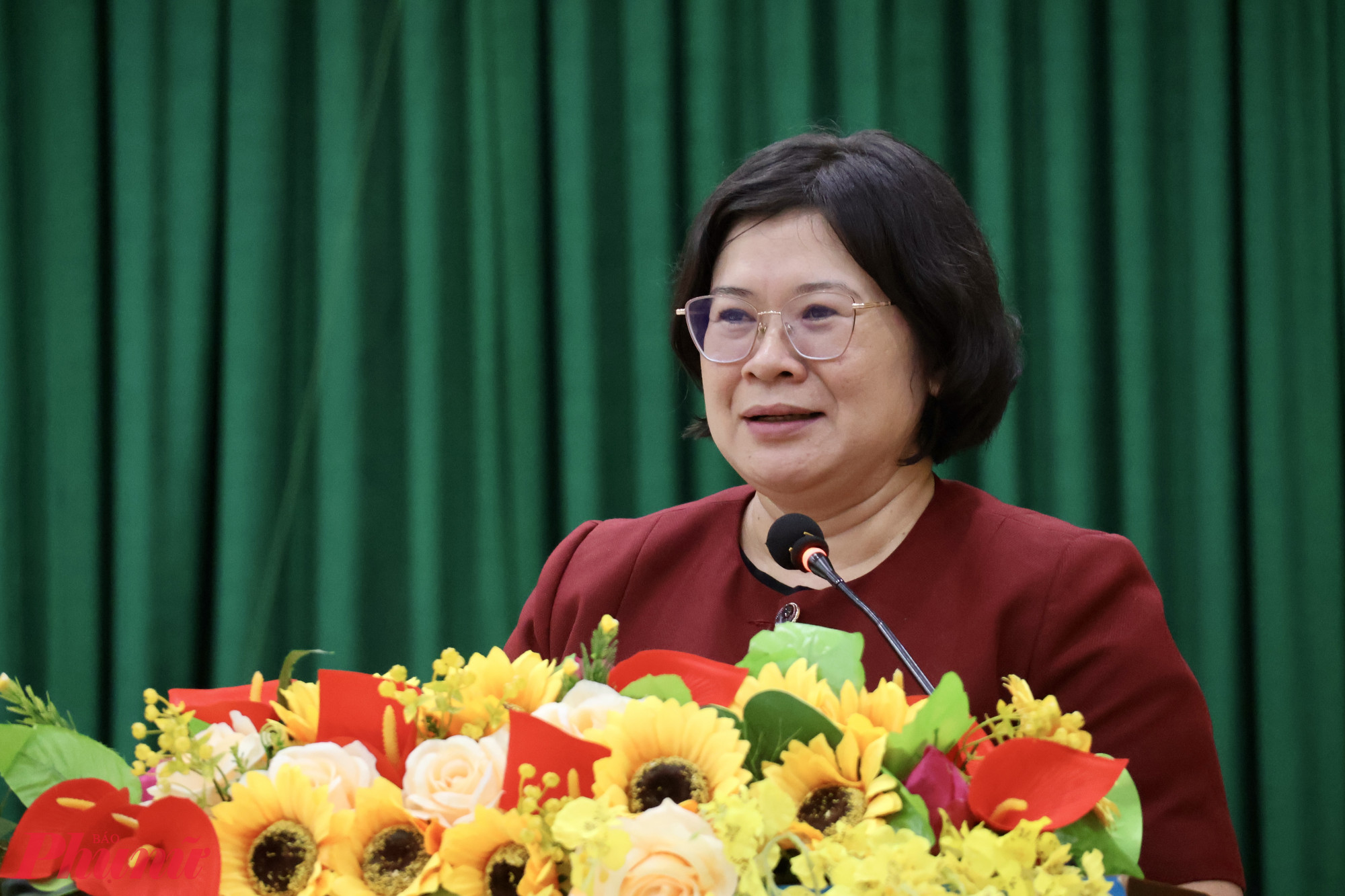 Bà Văn Thị Bạch Tuyết - Phó Bí thư Thành ủy TP.HCM - phát biểu chỉ đạo tại buổi sinh hoạt chi bộ mẫu ở xã Long Điền - Ảnh: Thanh Tâm