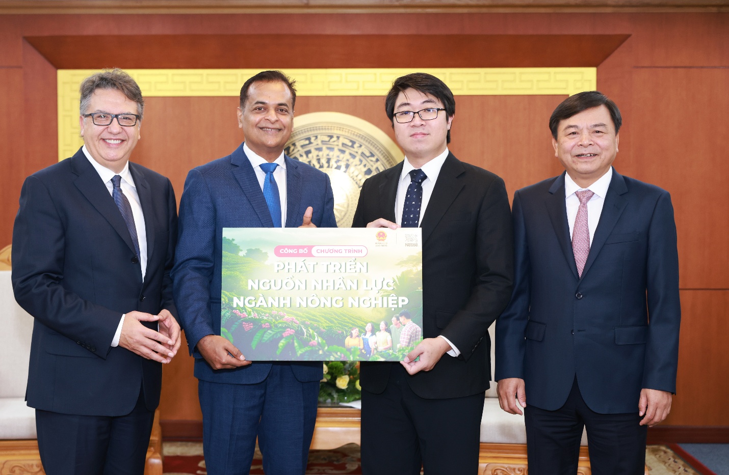 Lãnh đạo cấp cao Tập đoàn Nestlé và Nestlé Việt Nam công bố chương trình Phát triển Nguồn nhân lực ngành Nông nghiệp - Ảnh: T.M