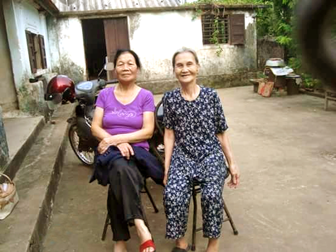 Bà ngoại của tác giả (bên phải) lúc sinh thời. Bà hay làm bánh cho con cháu ăn - Ảnh do tác giả cung cấp 